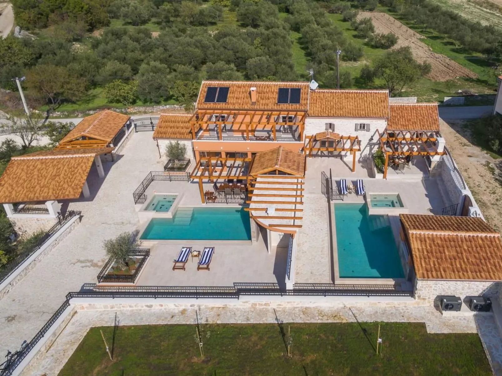 Villa Josipovi Dvori-Buiten