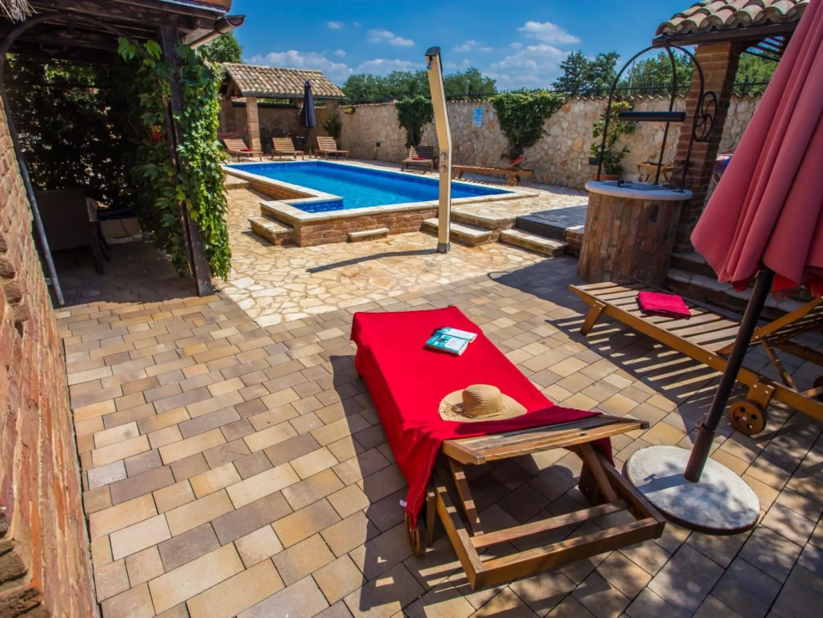 Andre Wohnung mit Pool-Image-tags.info