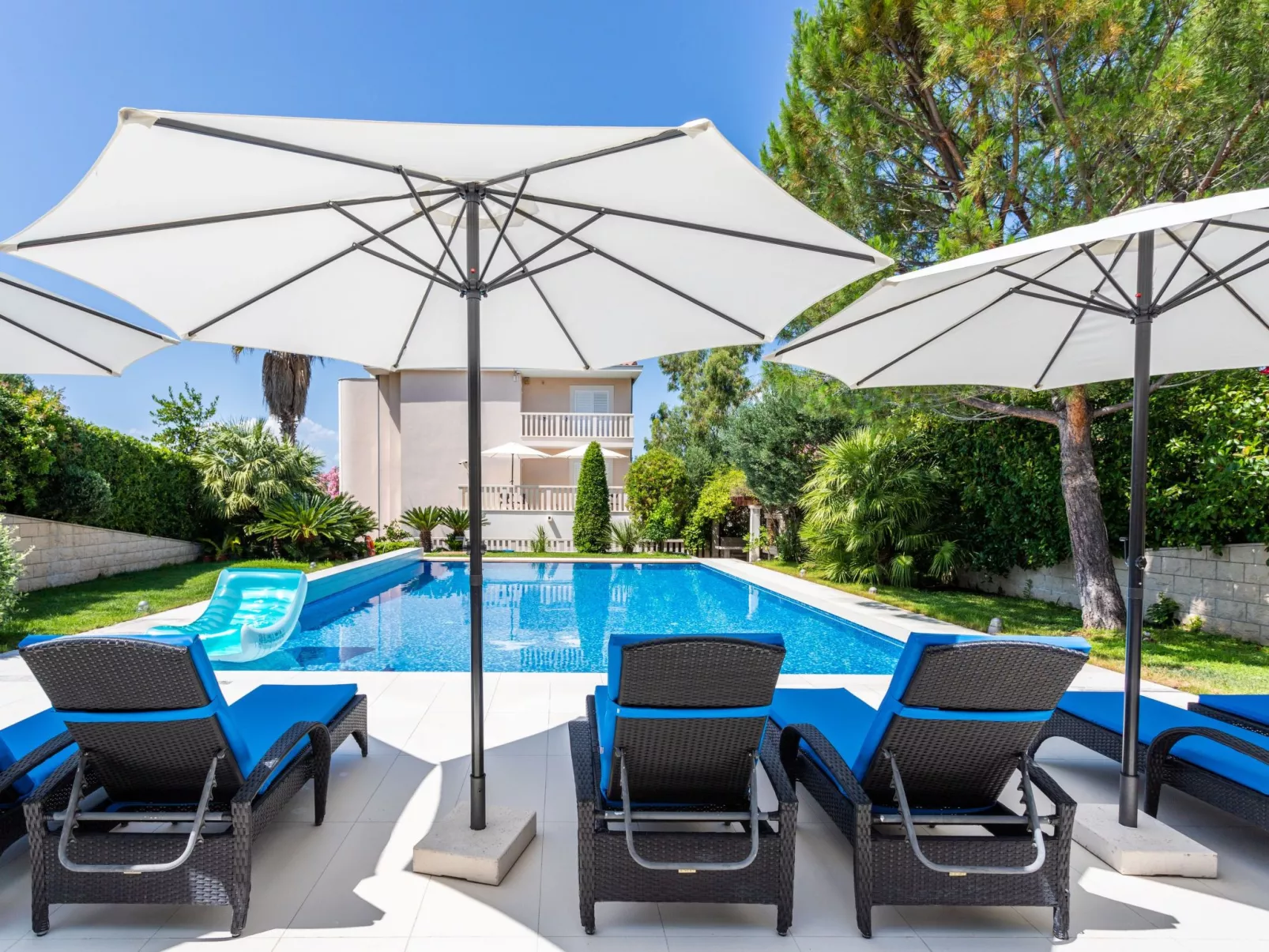 Luxuriöse Ferienwohnung mit Poolblick-Buiten