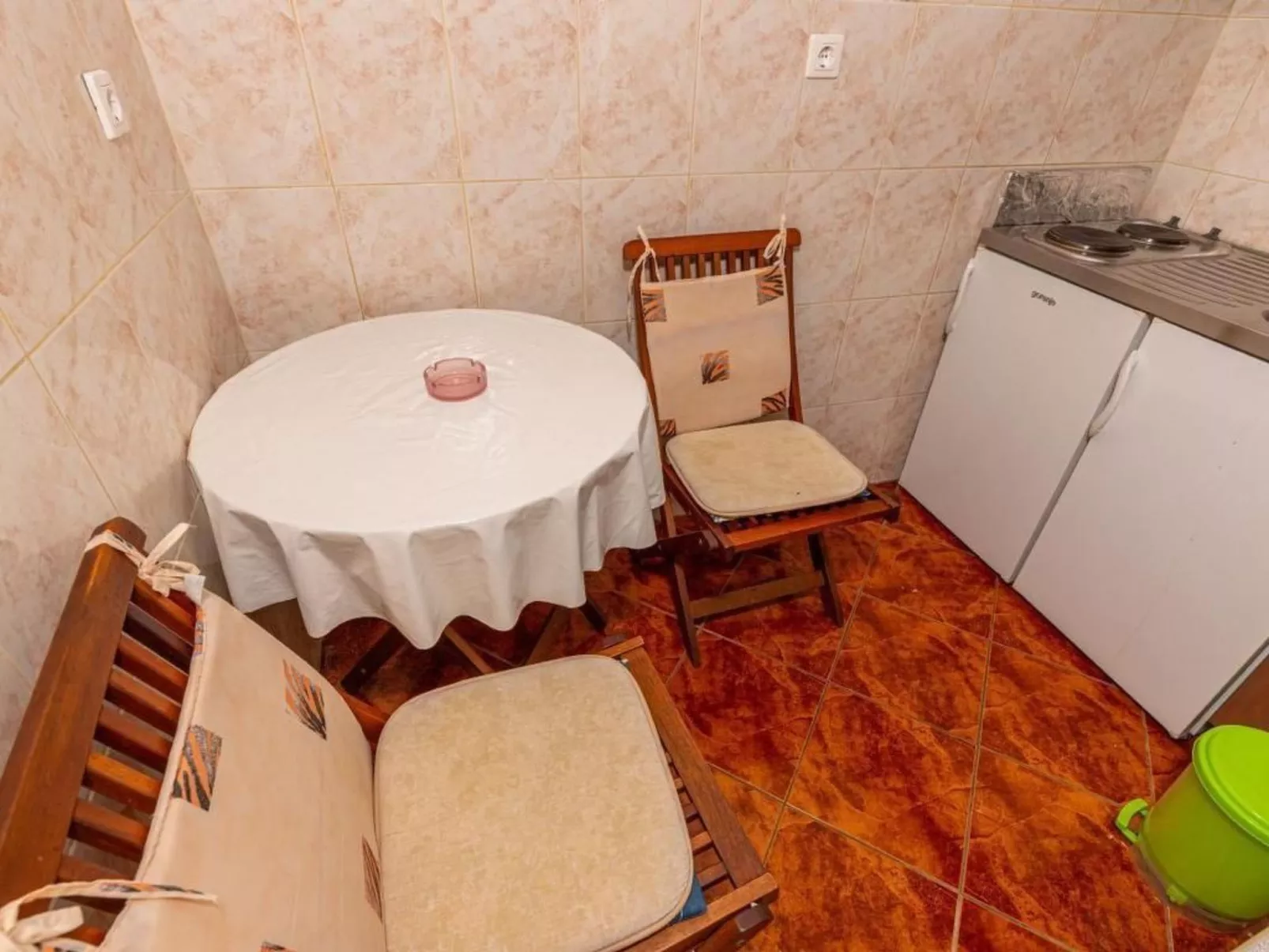 In Dramalj mit Kleiner Terrasse-Binnen