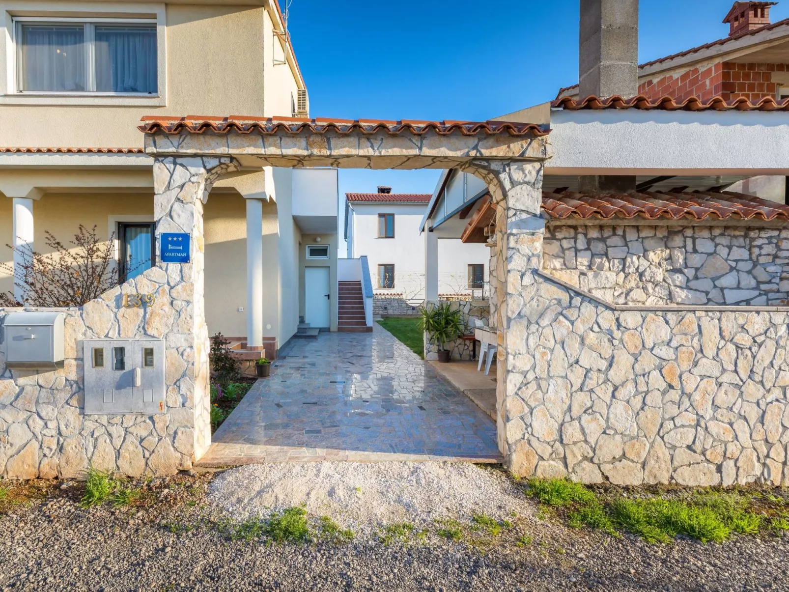 Anemona, Dorf Valbandon-Buiten