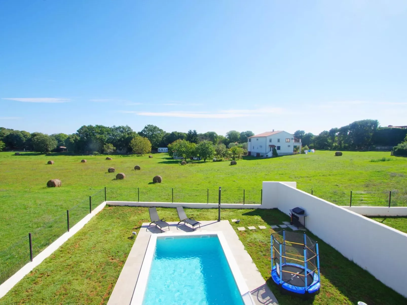 Mit privatem Pool, Dorf Šišan-Buiten