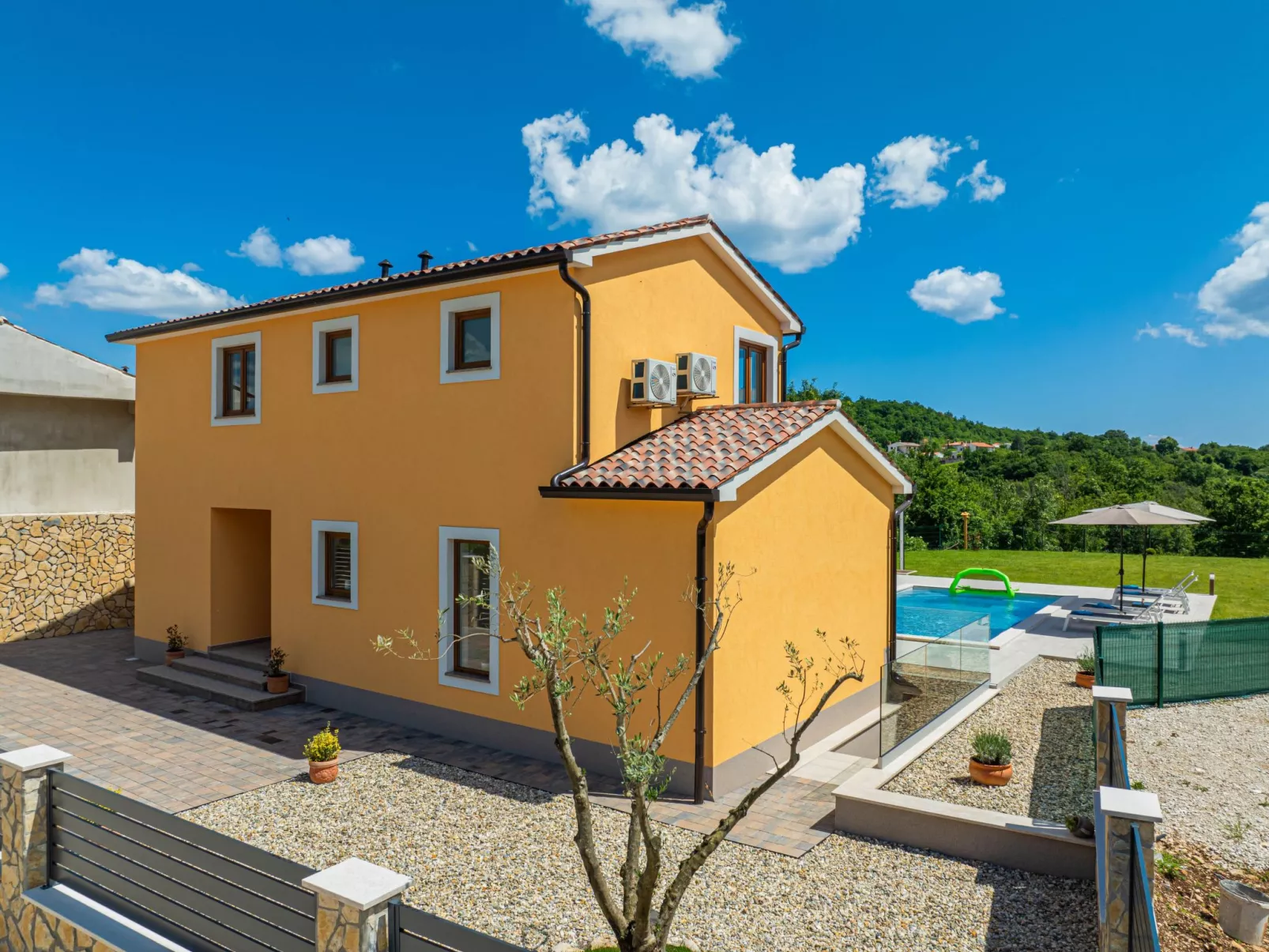 Luxuriöse Ferienvilla mit atemberaubender Aussicht-Buiten