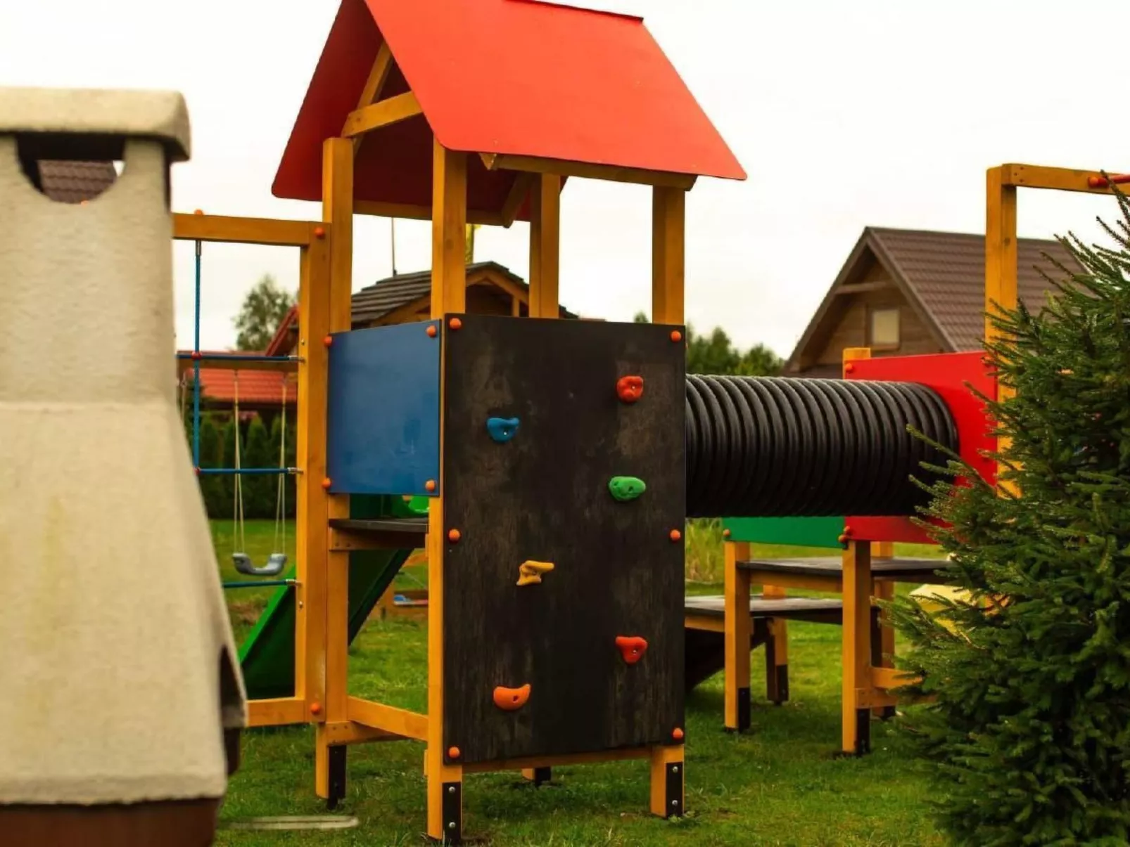 Modernes Ferienhaus in Biebrowo mit Grill, Garten und Terrasse-Buiten