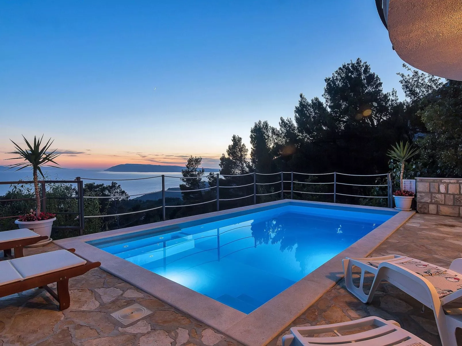 Renoviertes Ferienhaus in Tučepi mit Privatem Pool-Buiten