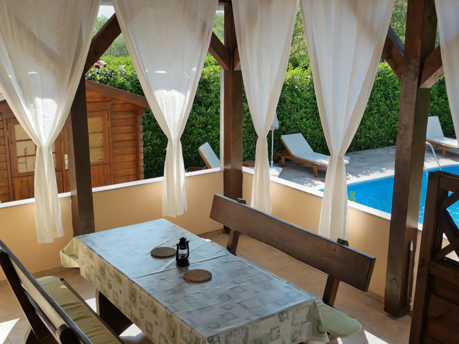 In Šilo mit Gemeinschaftspool-Buiten