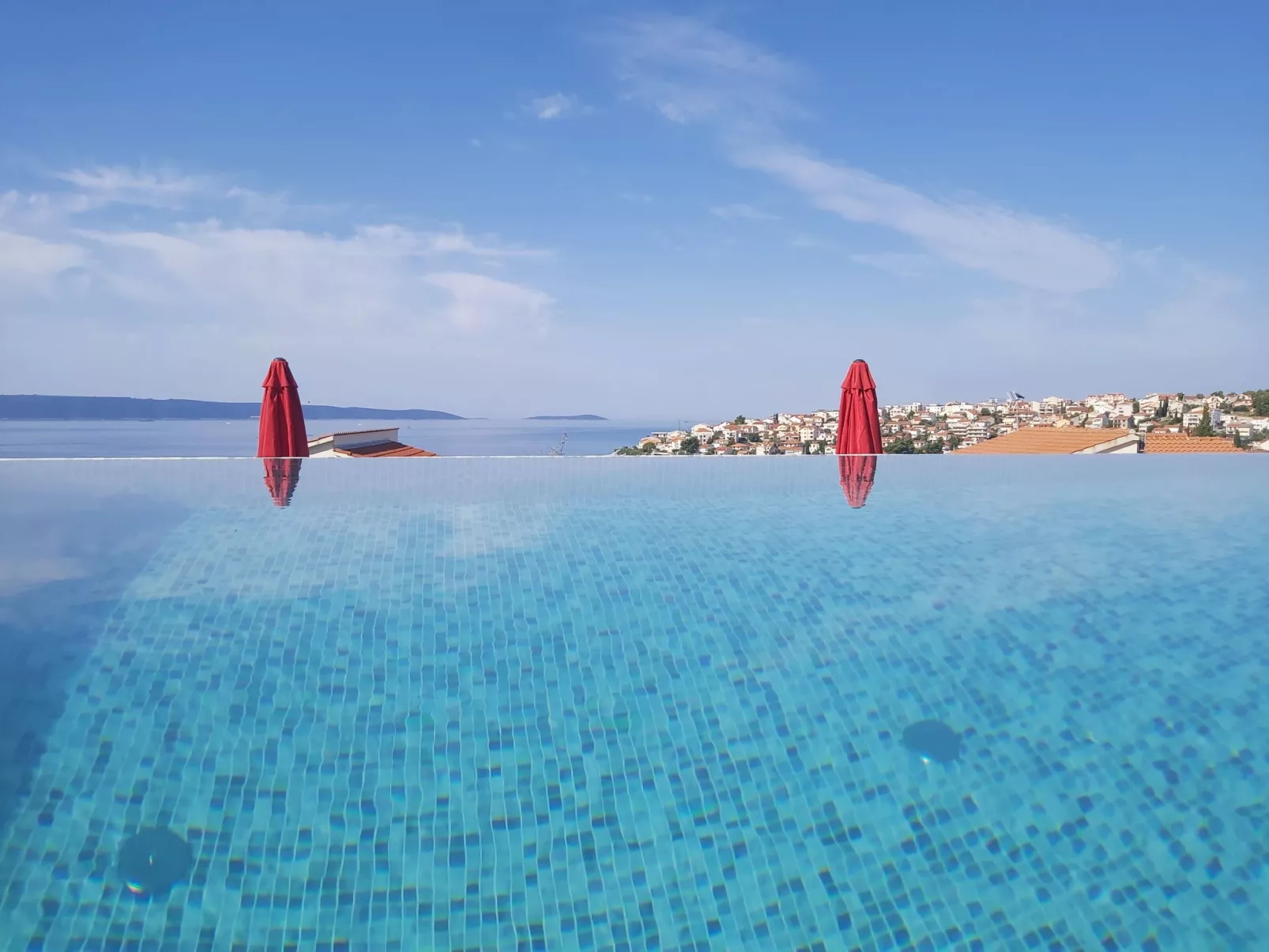 Beheizter Infinity-Pool, Wohnung mit Meerblick3-Buiten