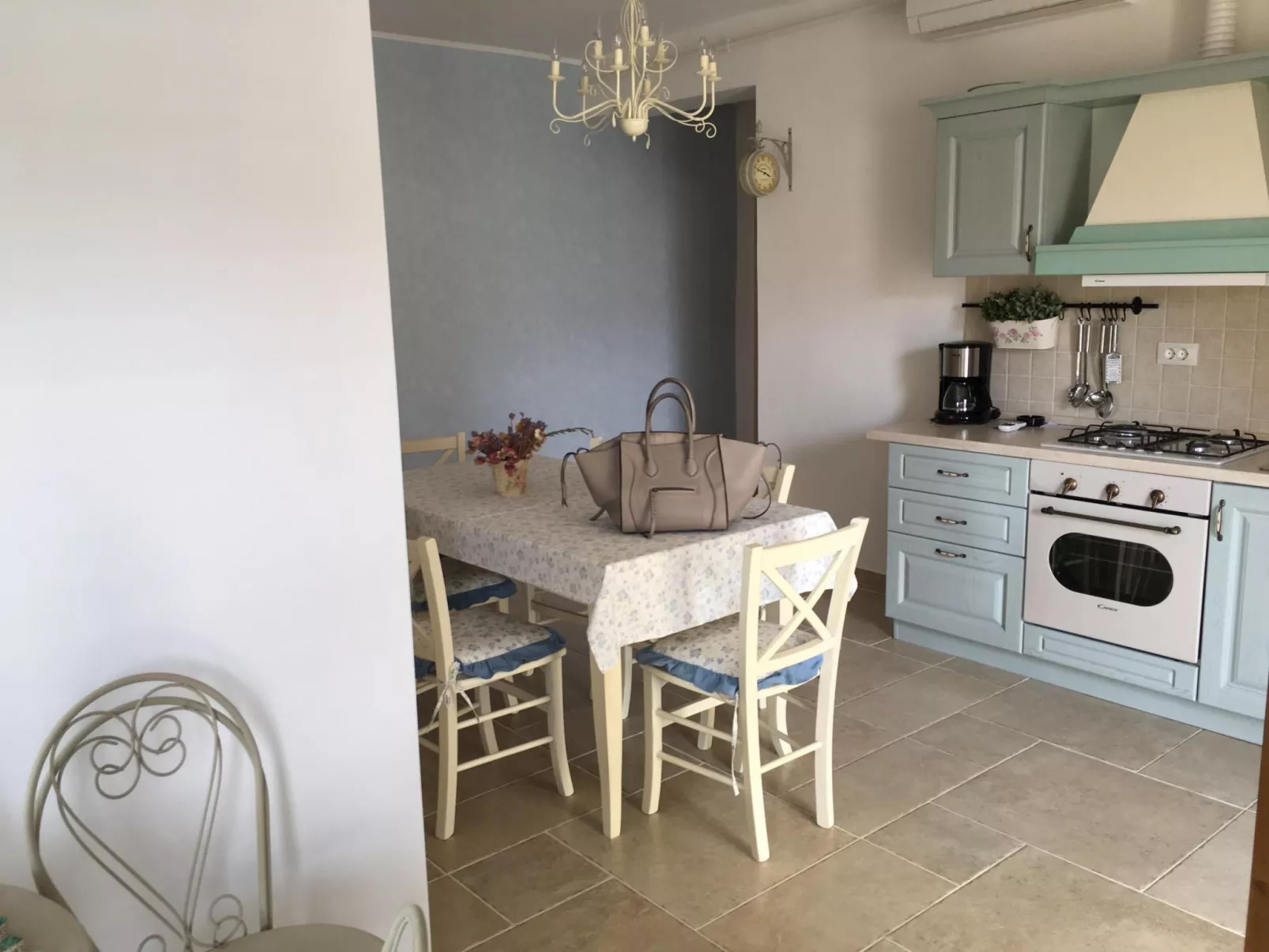 Gemütliche Wohnung in Stoja mit Möbliertem Balkon-Binnen