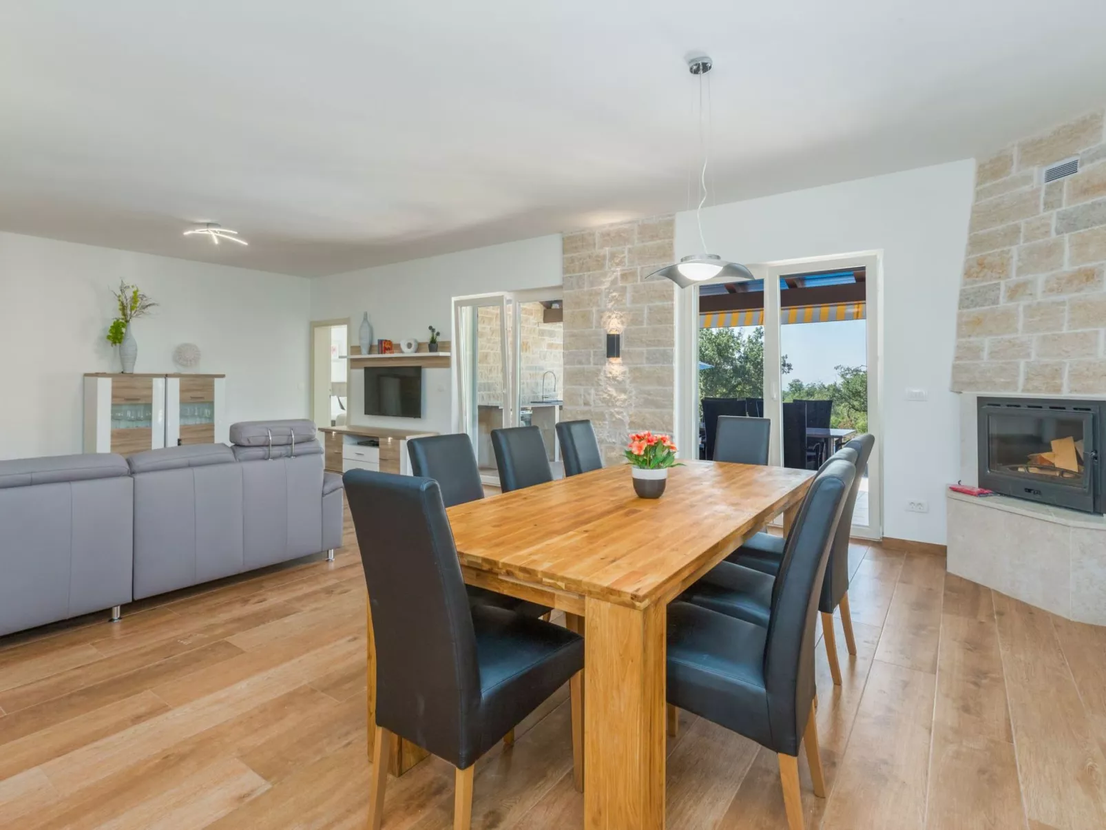 Tolles Ferienhaus in Deklići mit Privatem Pool-Binnen