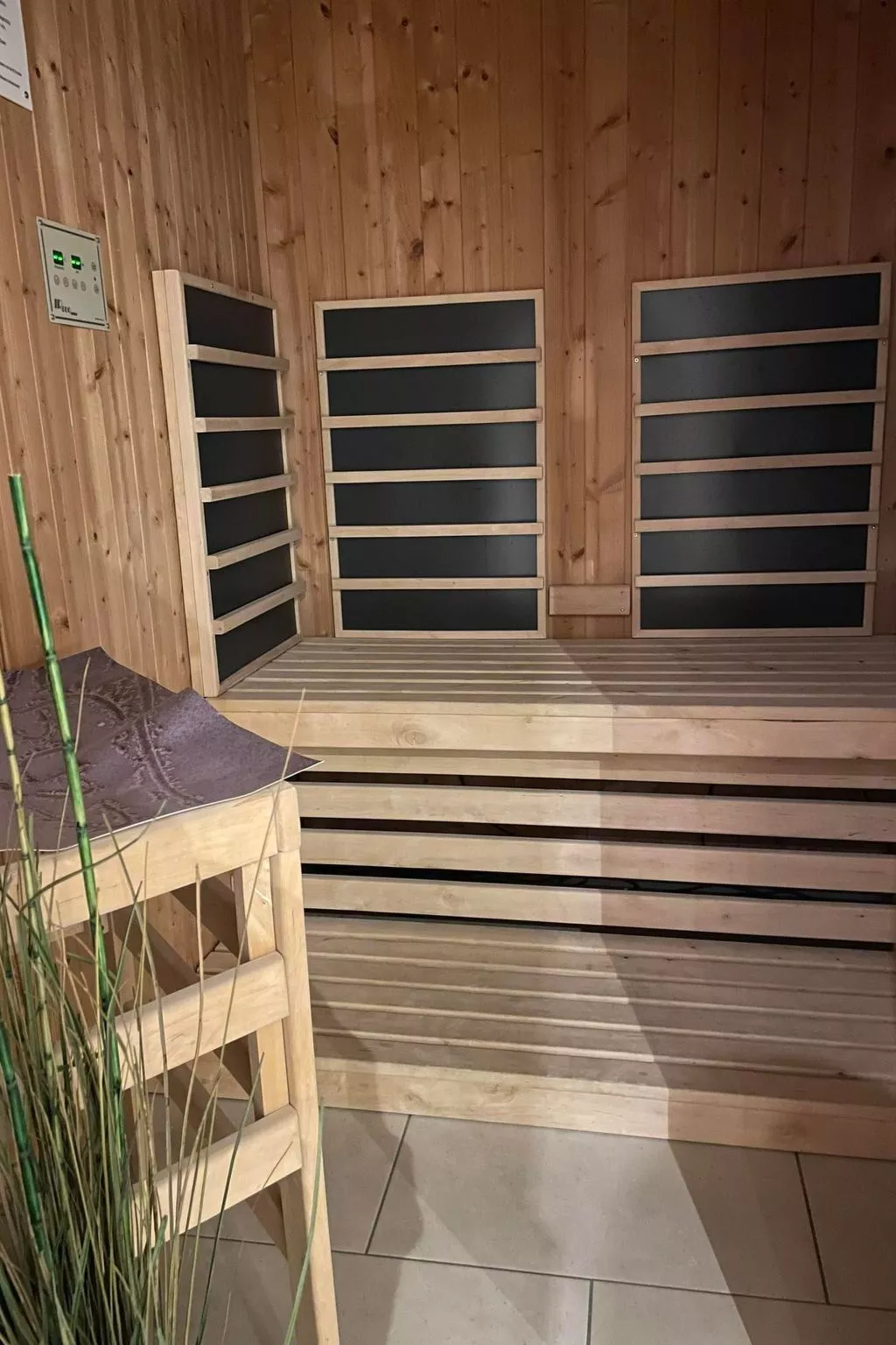 Helle Ferienwohnung mit Wellnesslandschaft-Buiten