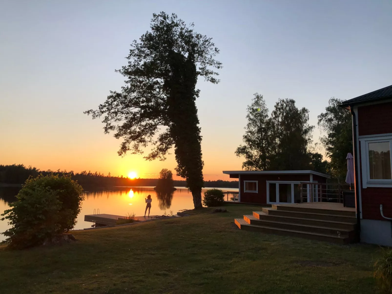 Mit Garten und Holzterrasse am See-Buiten