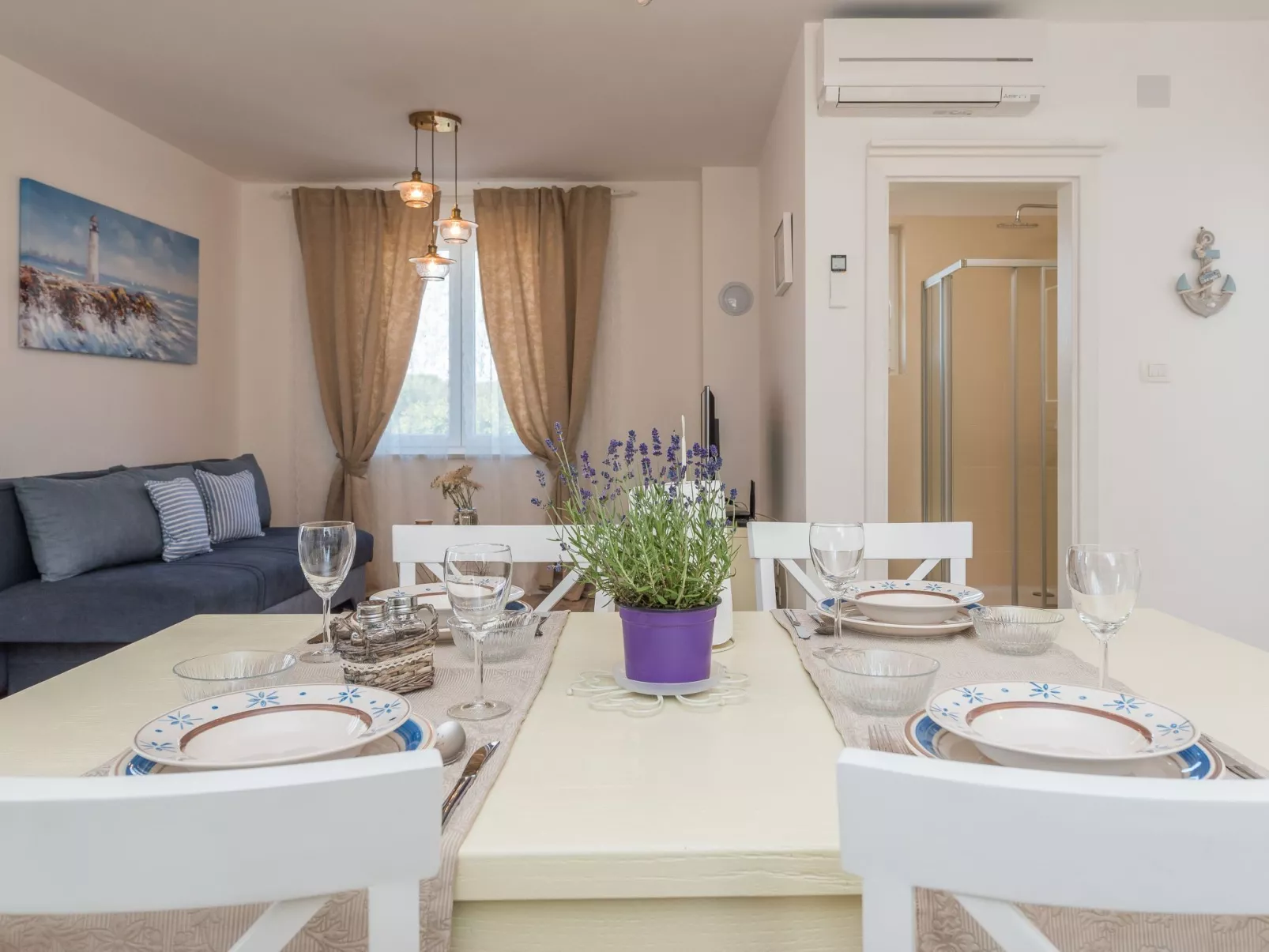 "Ivana" mit Blick auf das Wasser-Binnen