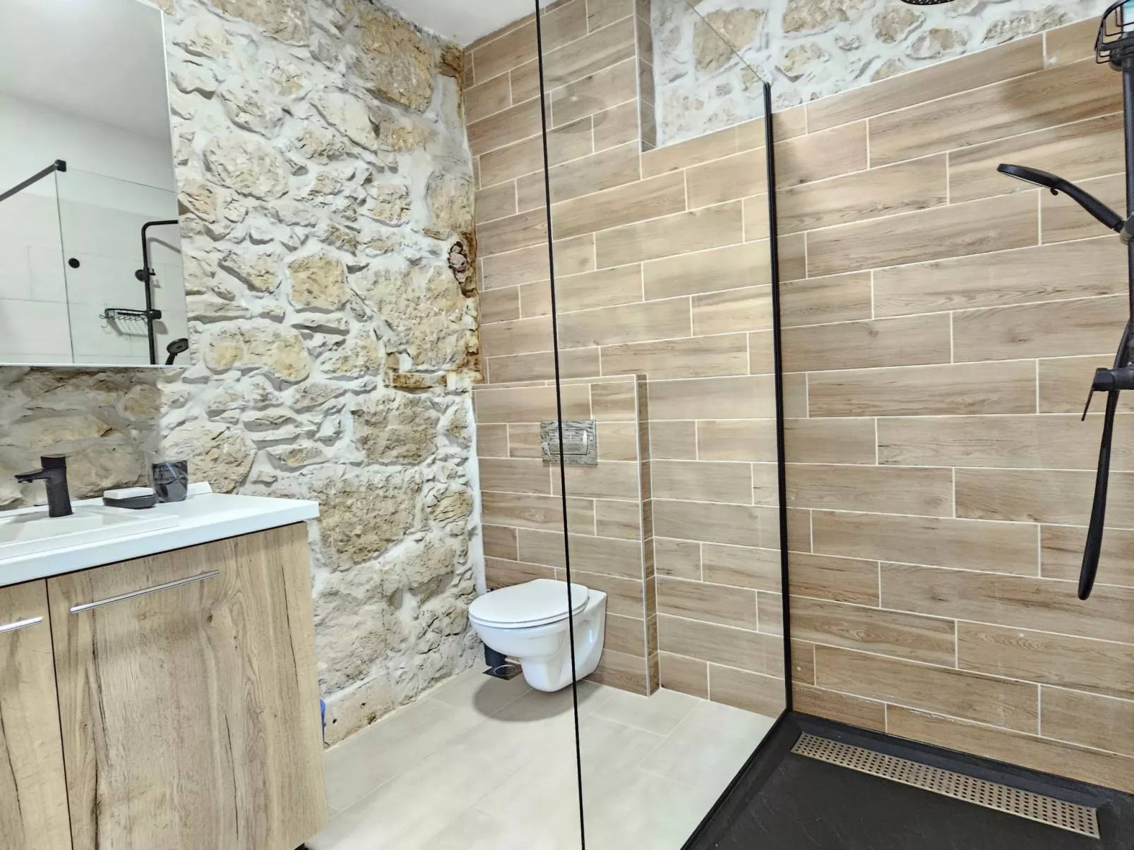 Steinhaus mit privatem Außenpool-Binnen