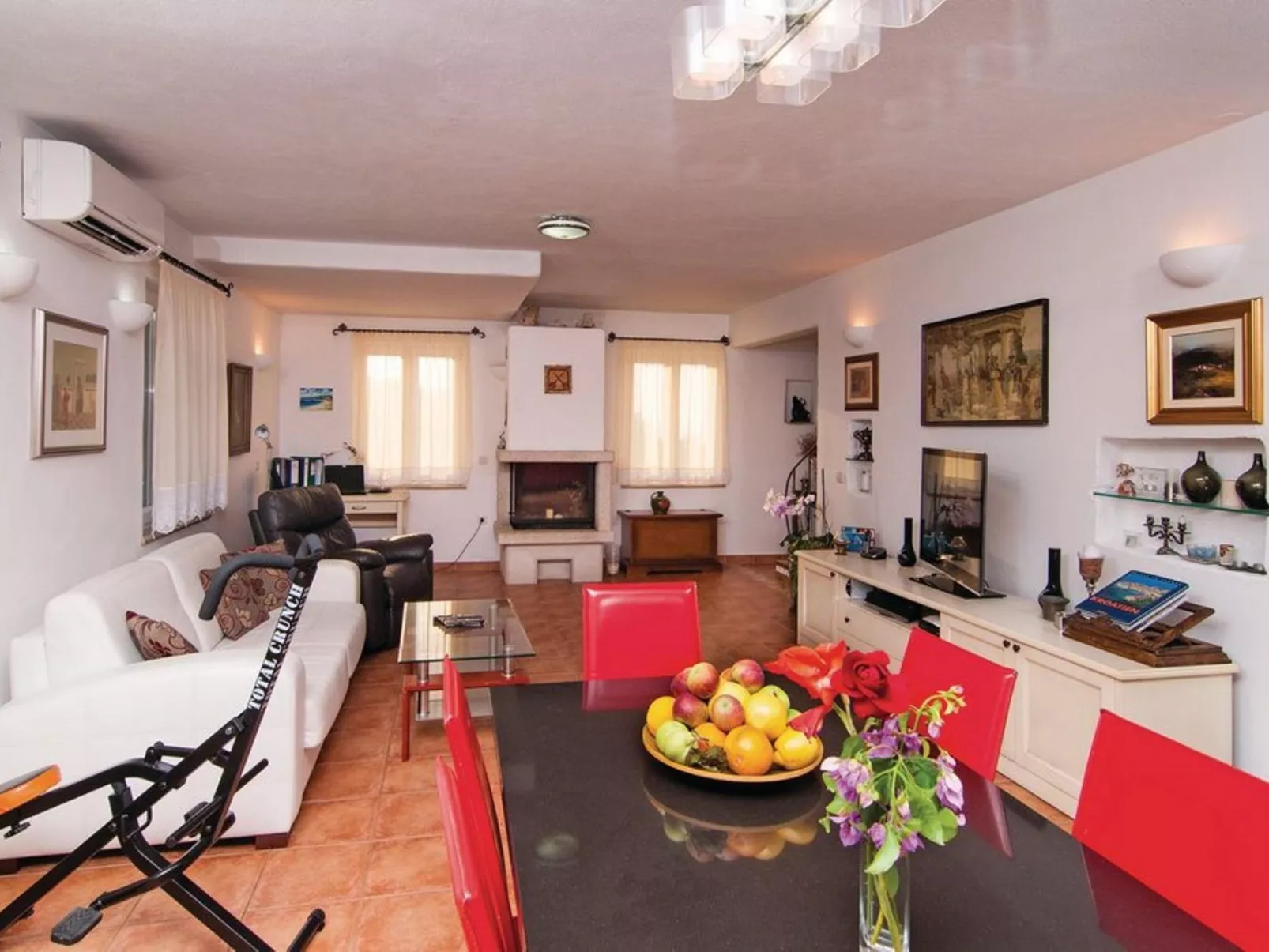  Angelina mit Pool & Sauna-Binnen