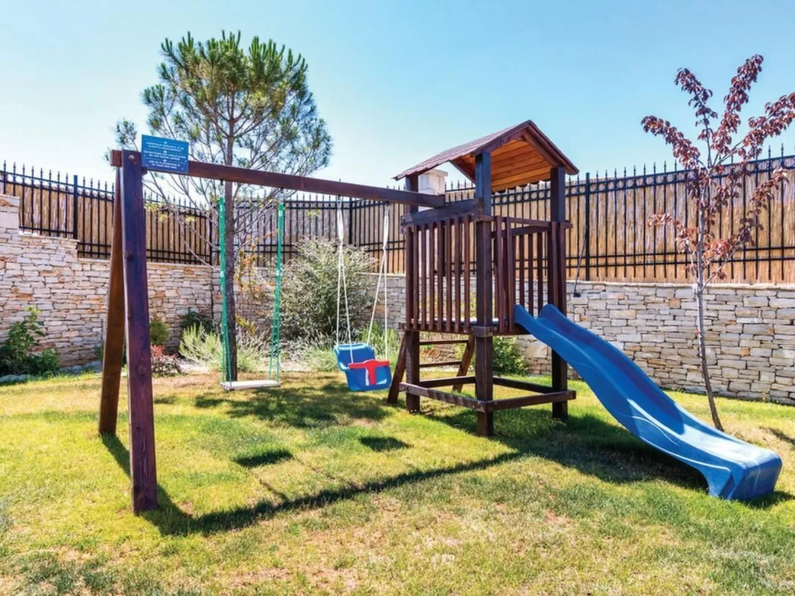 Mit Whirlpool und Sauna-Buiten