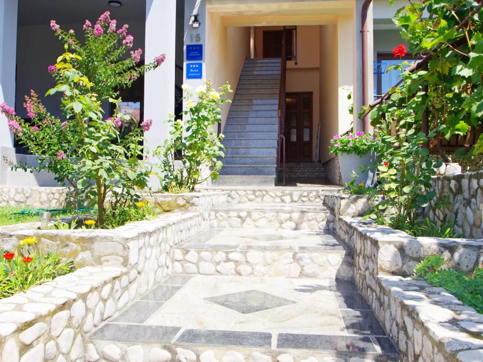 "Apartment Kate" mit Terrasse-Buiten