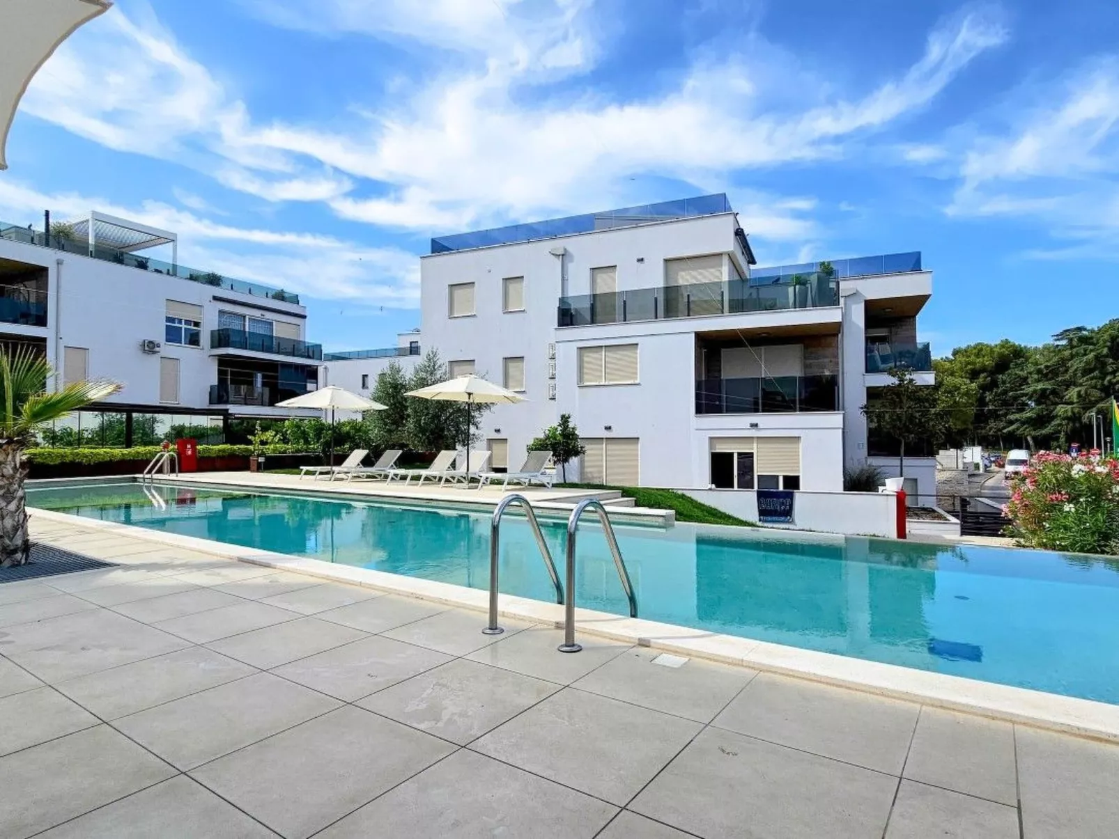 Green Oasis mit Schwimmbad-Buiten