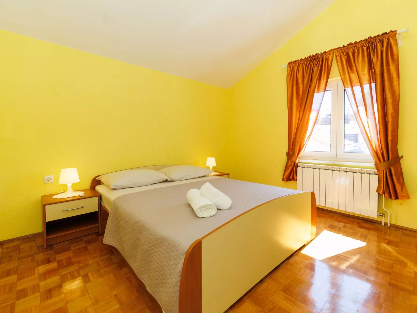 "Zara" mit Blick auf das Wasser-Binnen