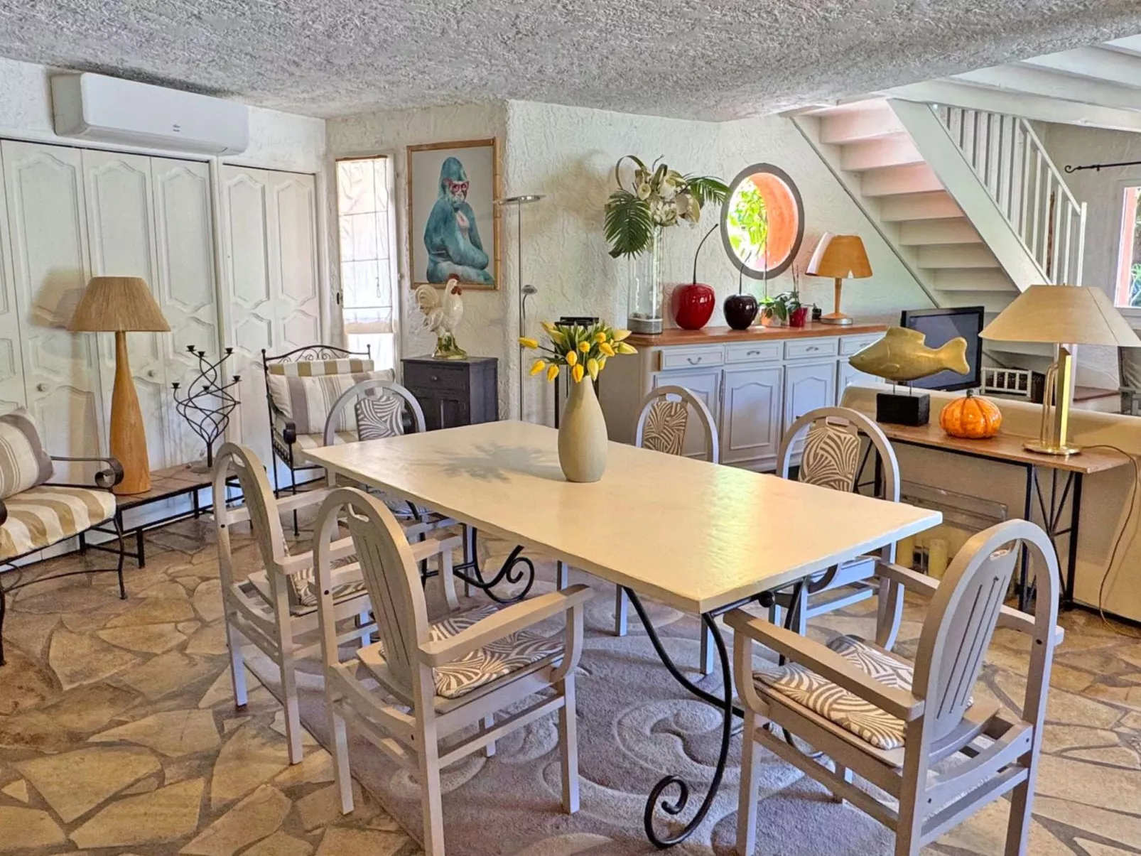 Schöne Villa mit innovativer Architektur in einem grünen Nest im Herzen des Mas-Binnen