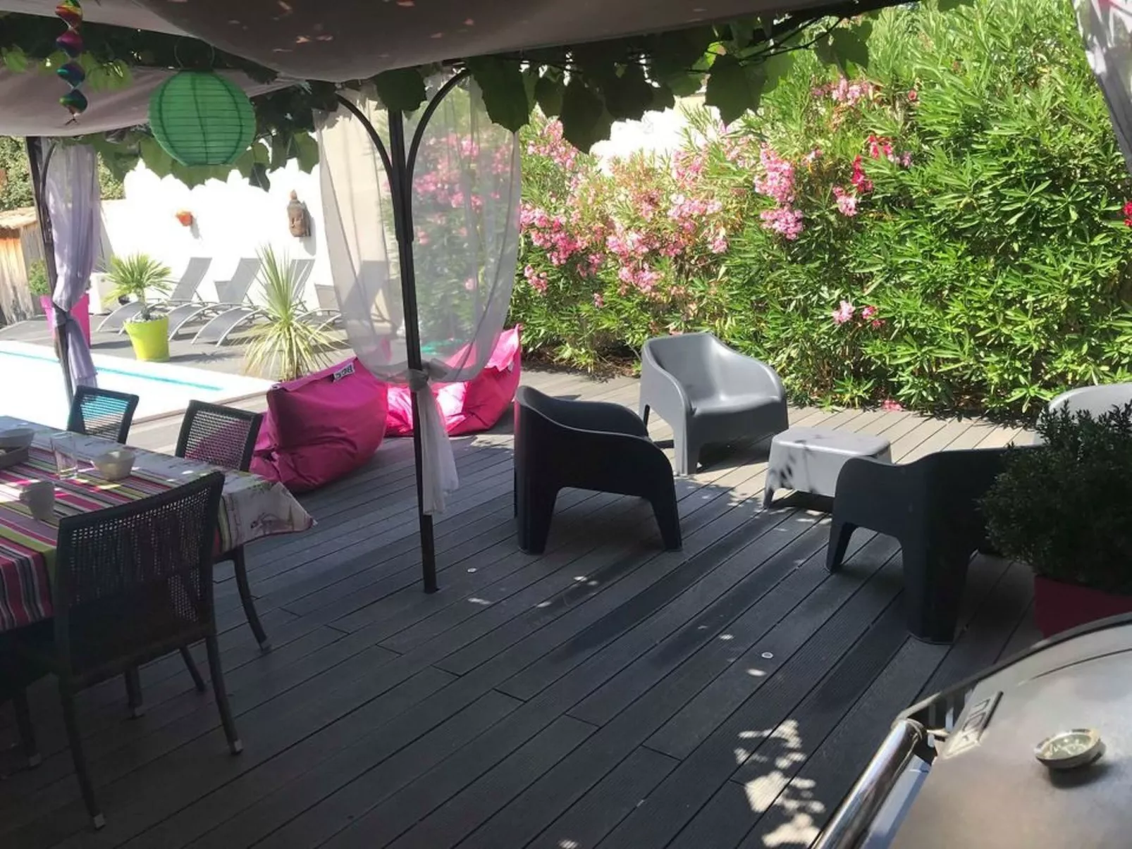 Mit eigenem Pool-Buiten