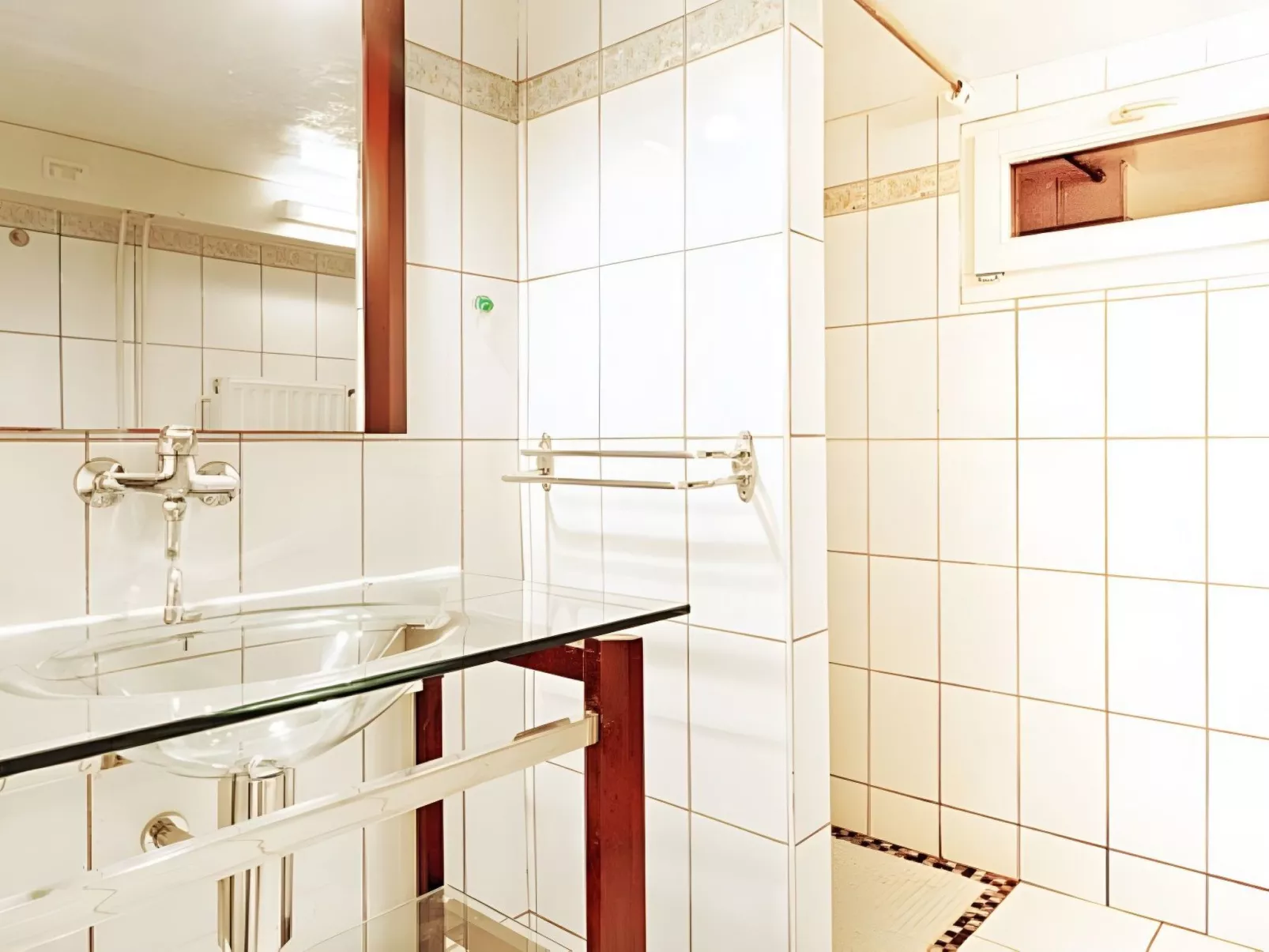 Le Chalet Sous Les Sapins, mit Swimmingpool, Sauna-Image-tags.info