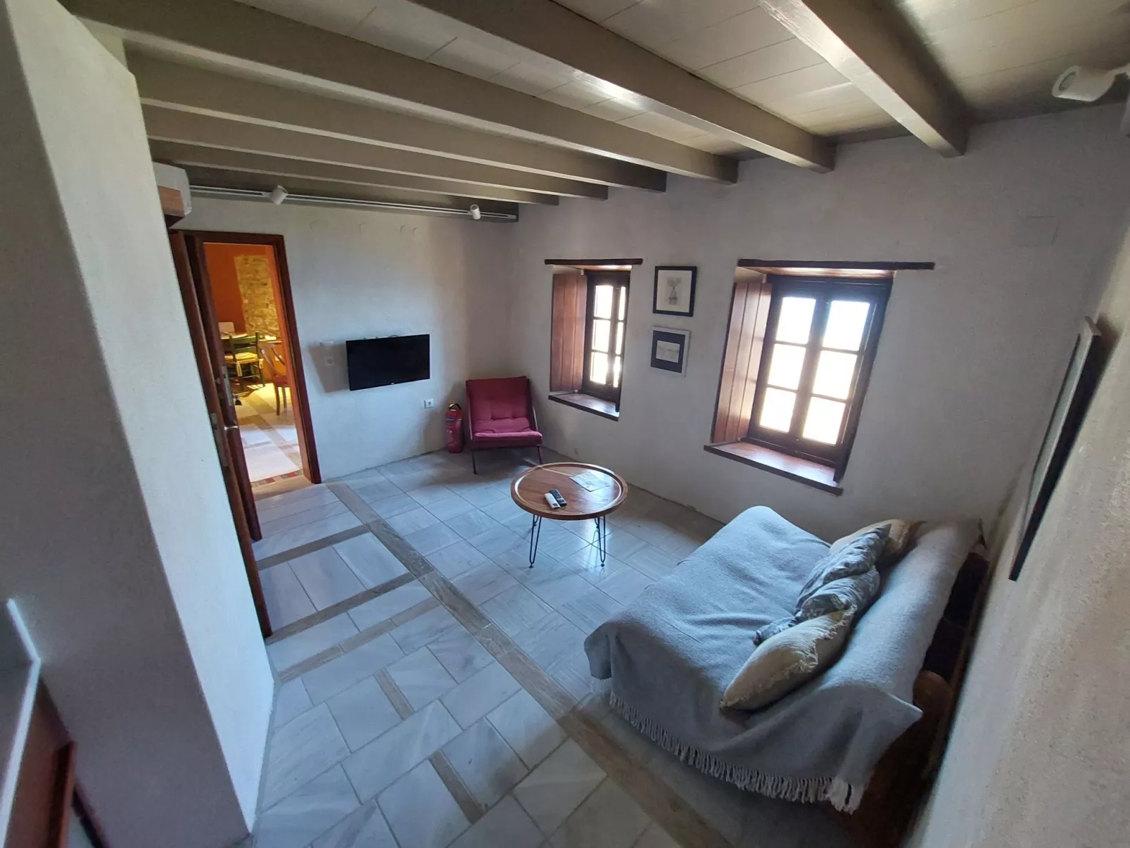 "Goulas" mit Blick auf das Wasser-Binnen