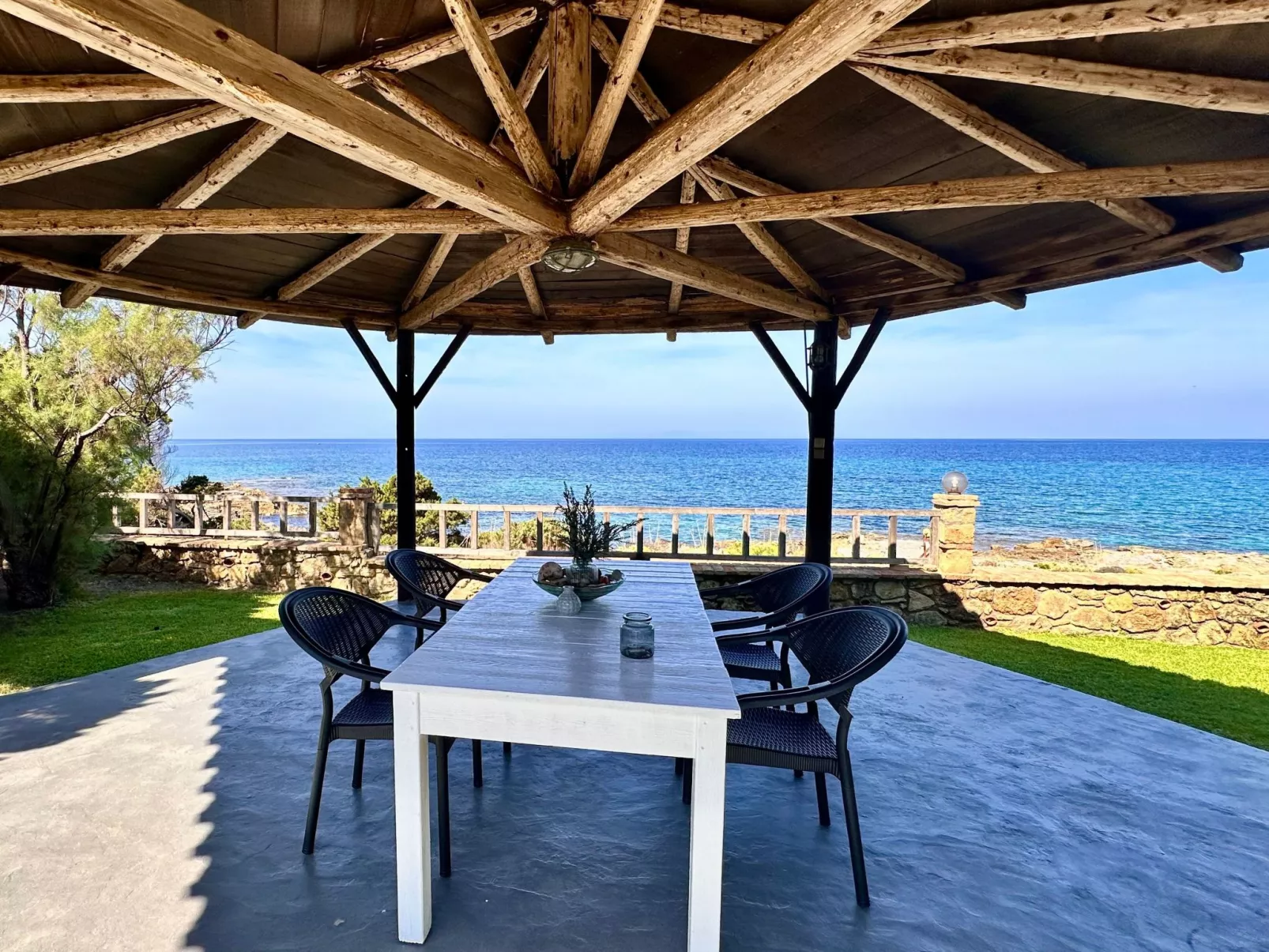 Familienrückzug mit Meerblick in den Genari Apartments-Buiten