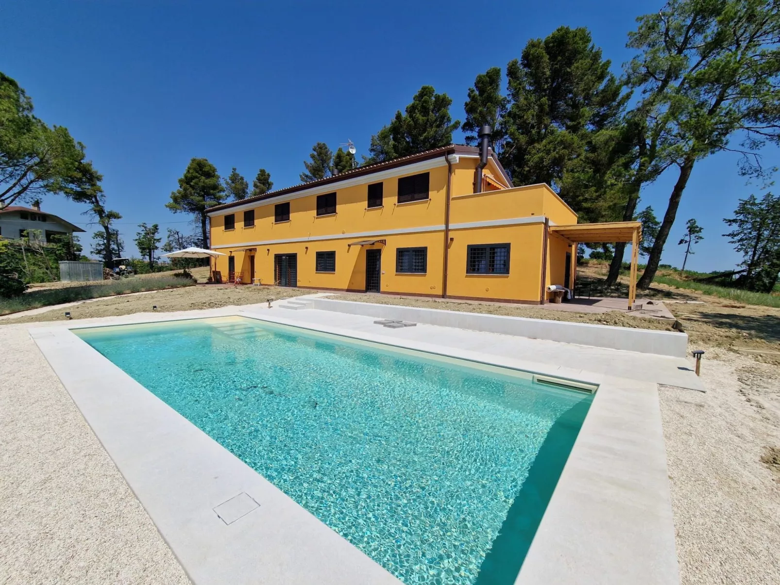 Haus mit Terrasse mit Aussicht und Gemeinschaftspool-Buiten
