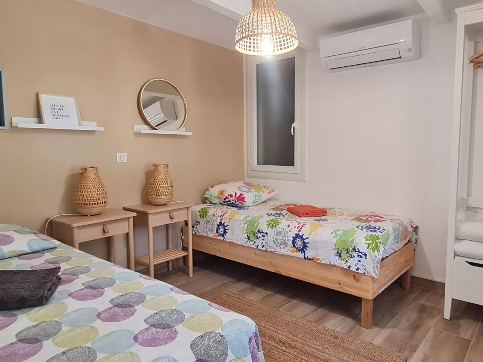 Im Herzen der Weinberge, schattige Terrasse umgeben von Grün, Pool - Image-tags.info