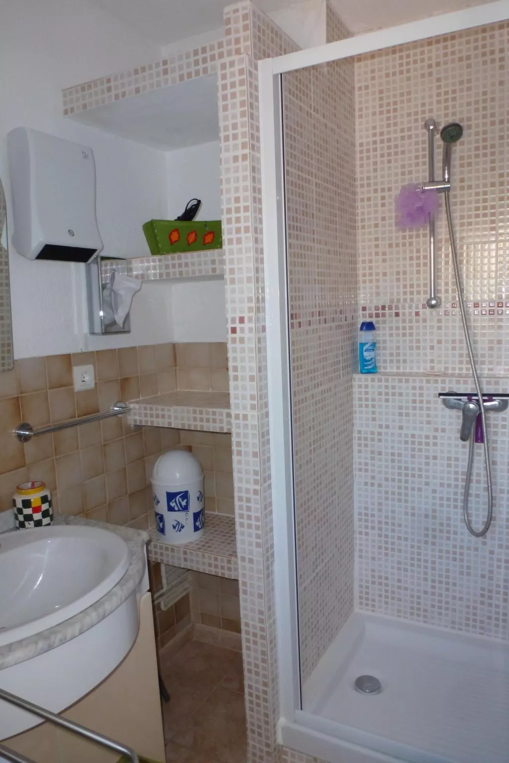 SAISONALE VERMIETUNG: DIE PERGOLA AM STRAND.-Binnen