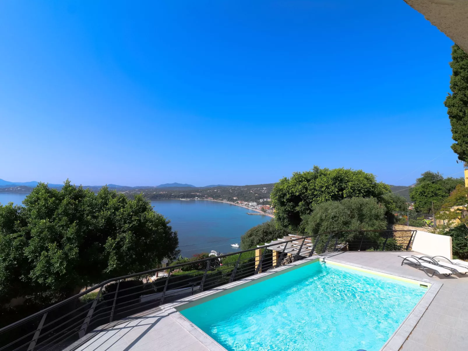 "Faiax" mit eigenem Pool