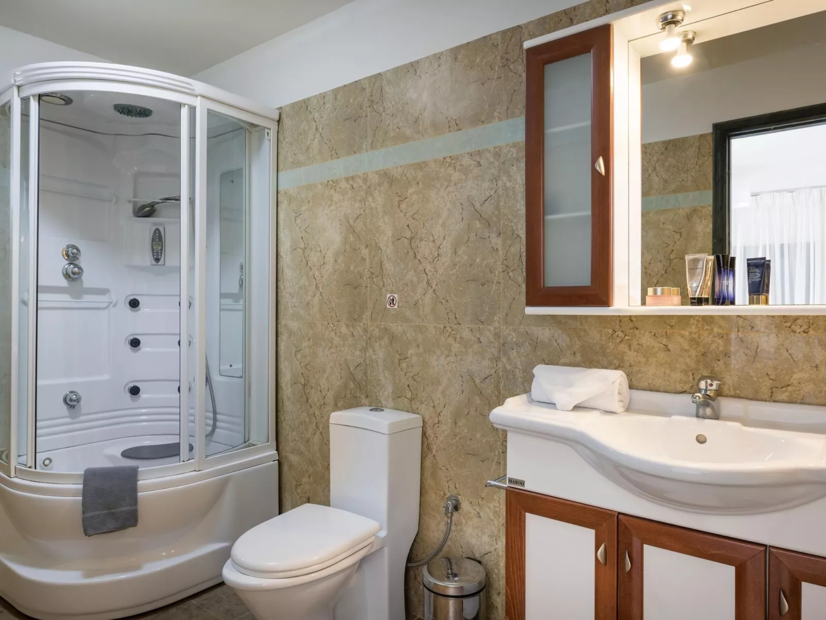 Luxuriöse Villa in Strandnähe mit Blick auf den privaten Pool-Binnen