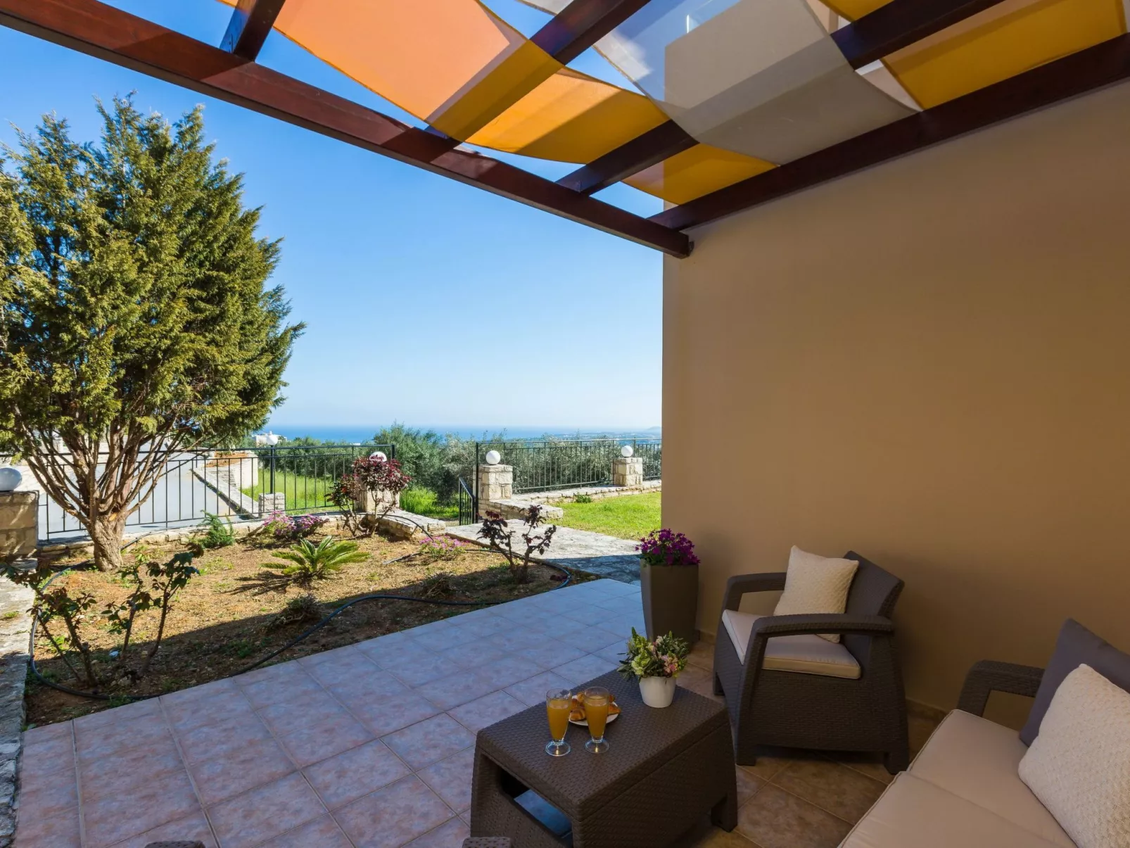 Familienvilla mit Pool und Tischtennisplatte-Image-tags.info