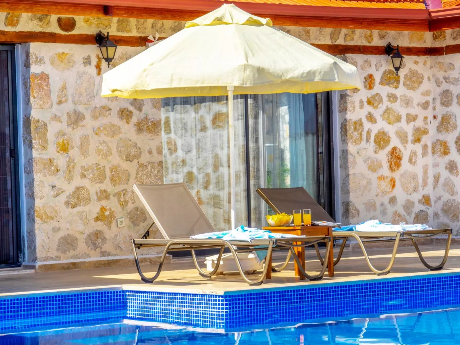 Rustikale Natursteinvilla mit Bergblick in Kalkan-Buiten