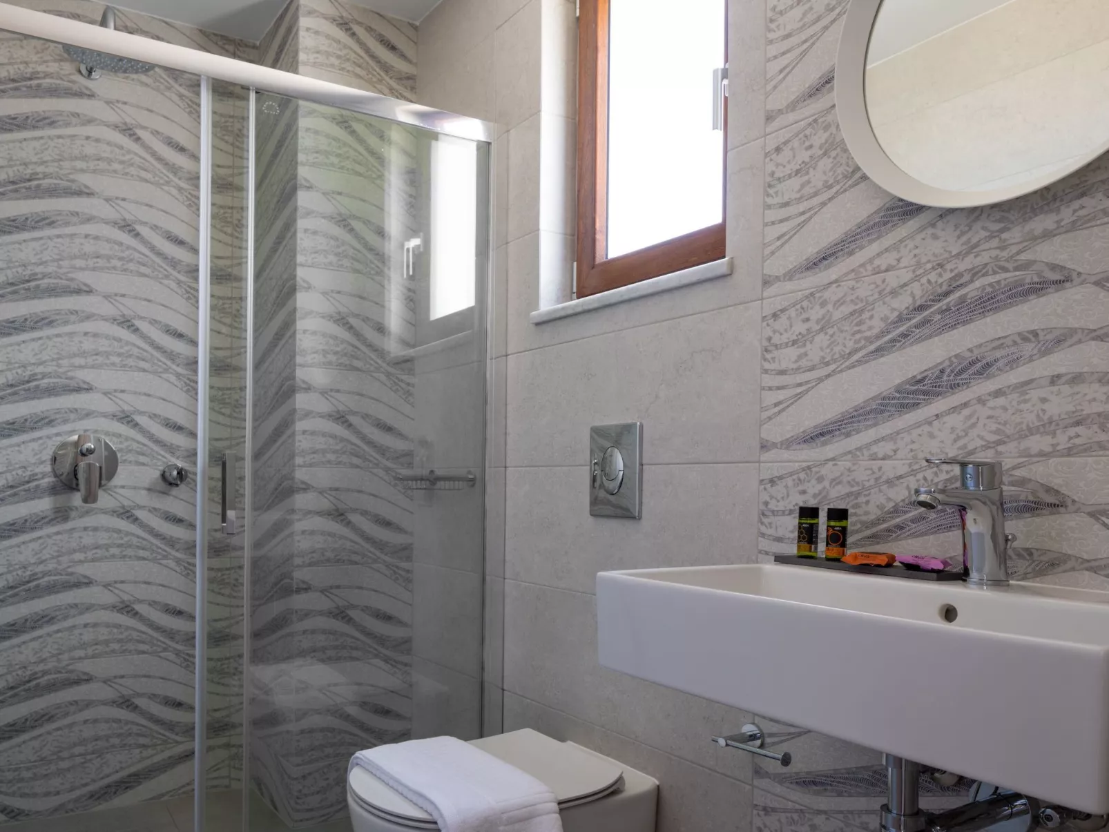 Haus in Agia Marina mit Außenpool-Image-tags.info