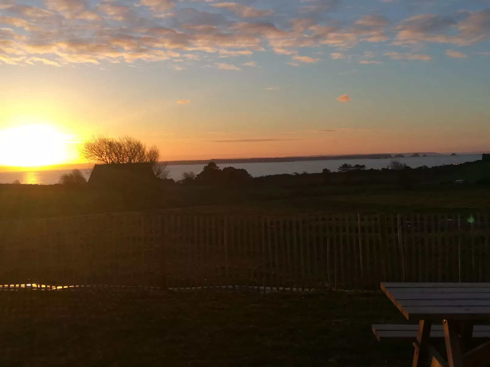Charmantes Haus mit privatem Jacuzzi in der Bretagne-Buiten