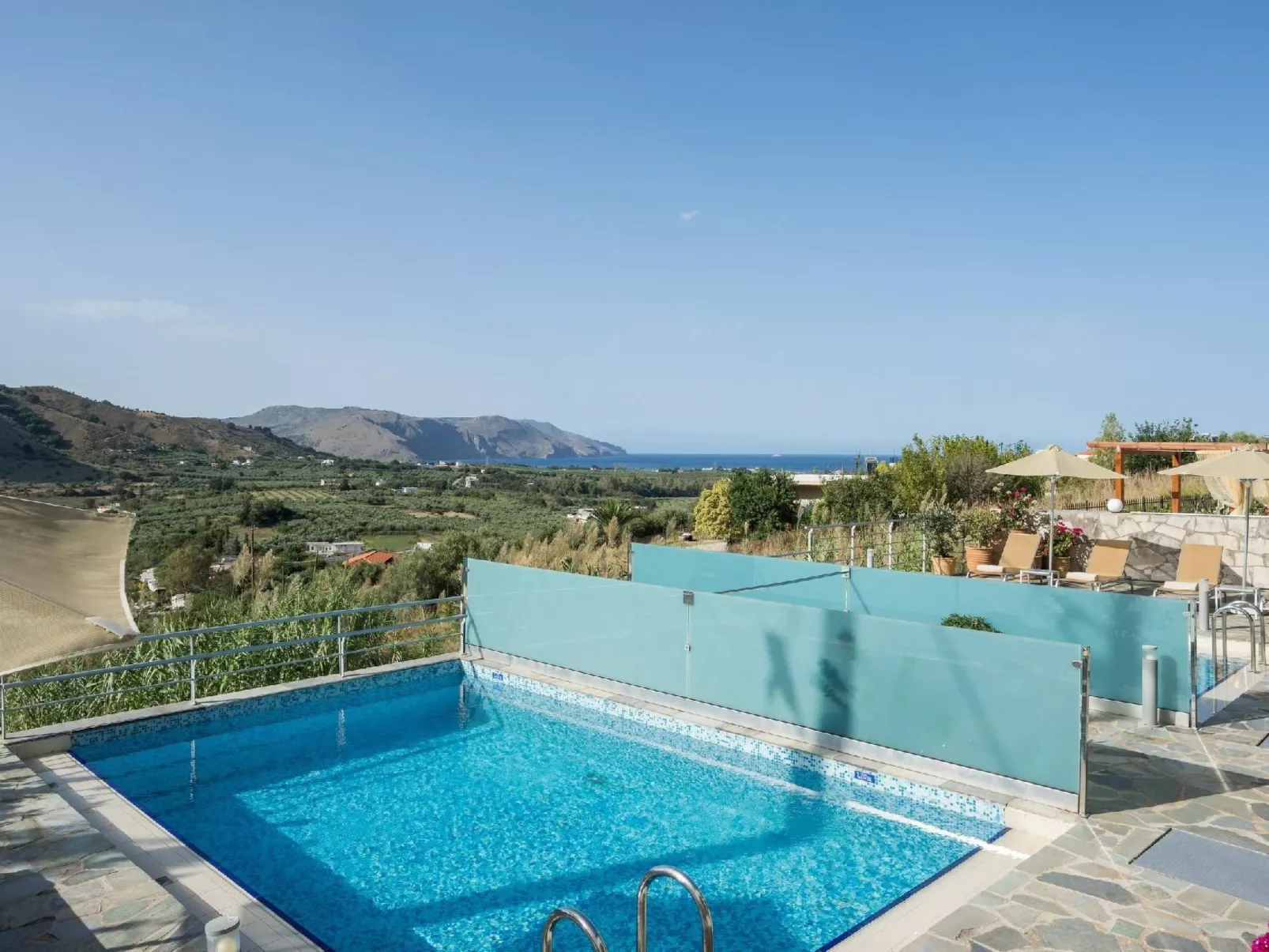 Villa mit Seeblick und Pool in der Nähe von Restaurants-Image-tags.info