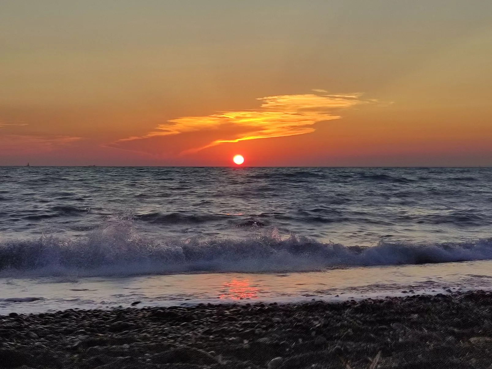 Bungalow aus Holz mit Veranda und nah am Strand.-Buiten