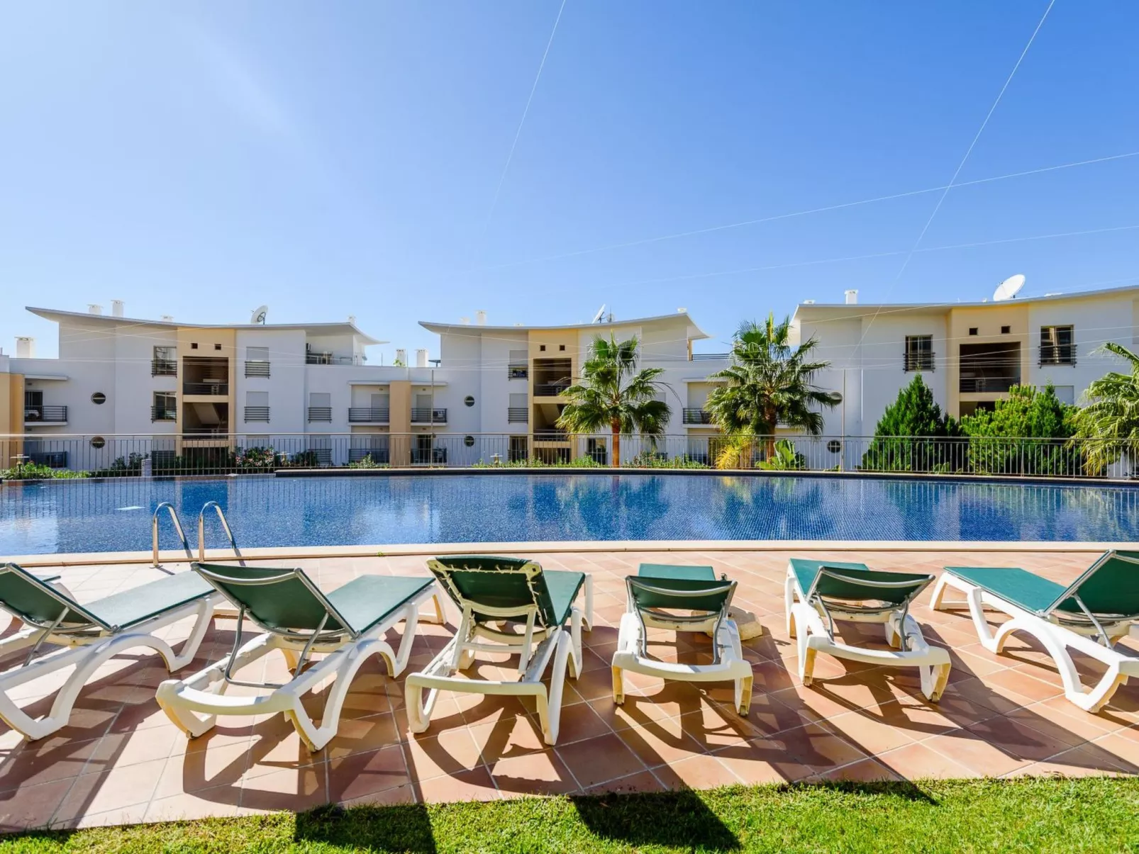 BnB Homes Wohnung mit Terrasse und Schwimmbad-Image-tags.info