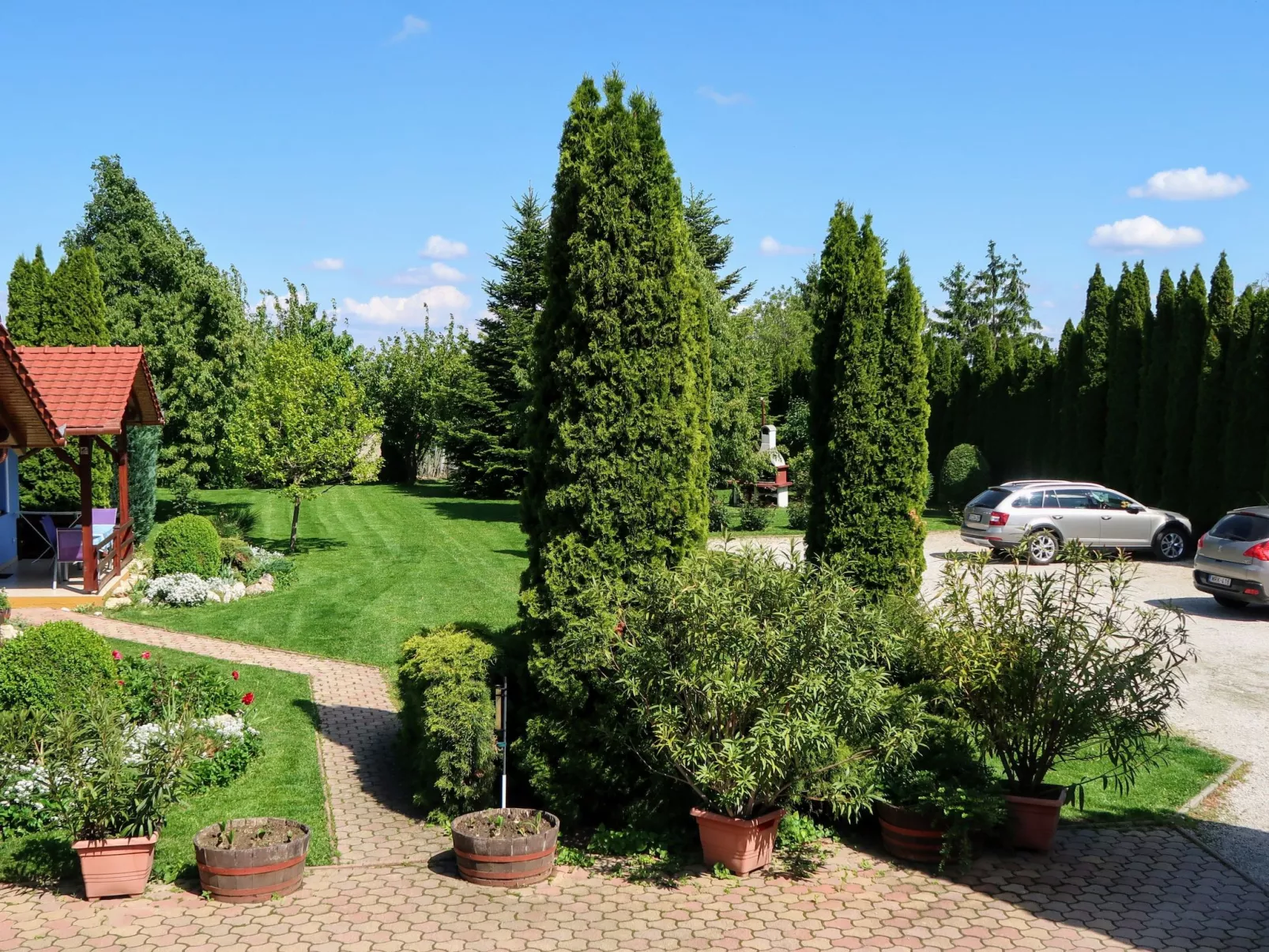 Stimmungsvolle Ferienwohnung mit großem Garten-Buiten
