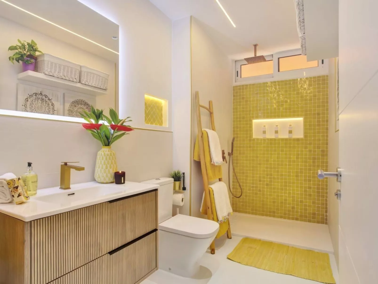 Luxuriöser Rückzugsort mit direktem Meerzugang und Pool-Binnen