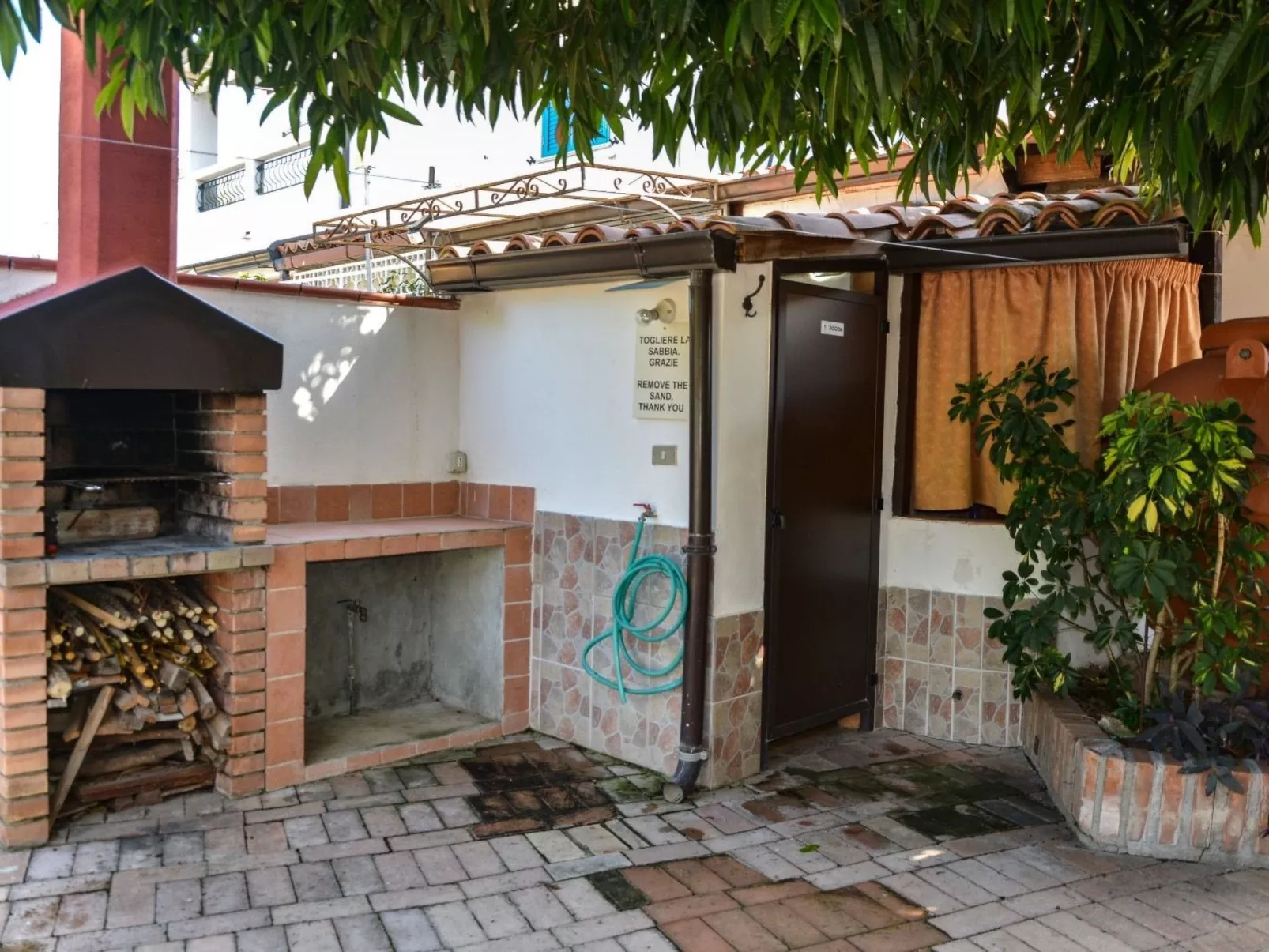 'Apartment' mit Grill-Buiten