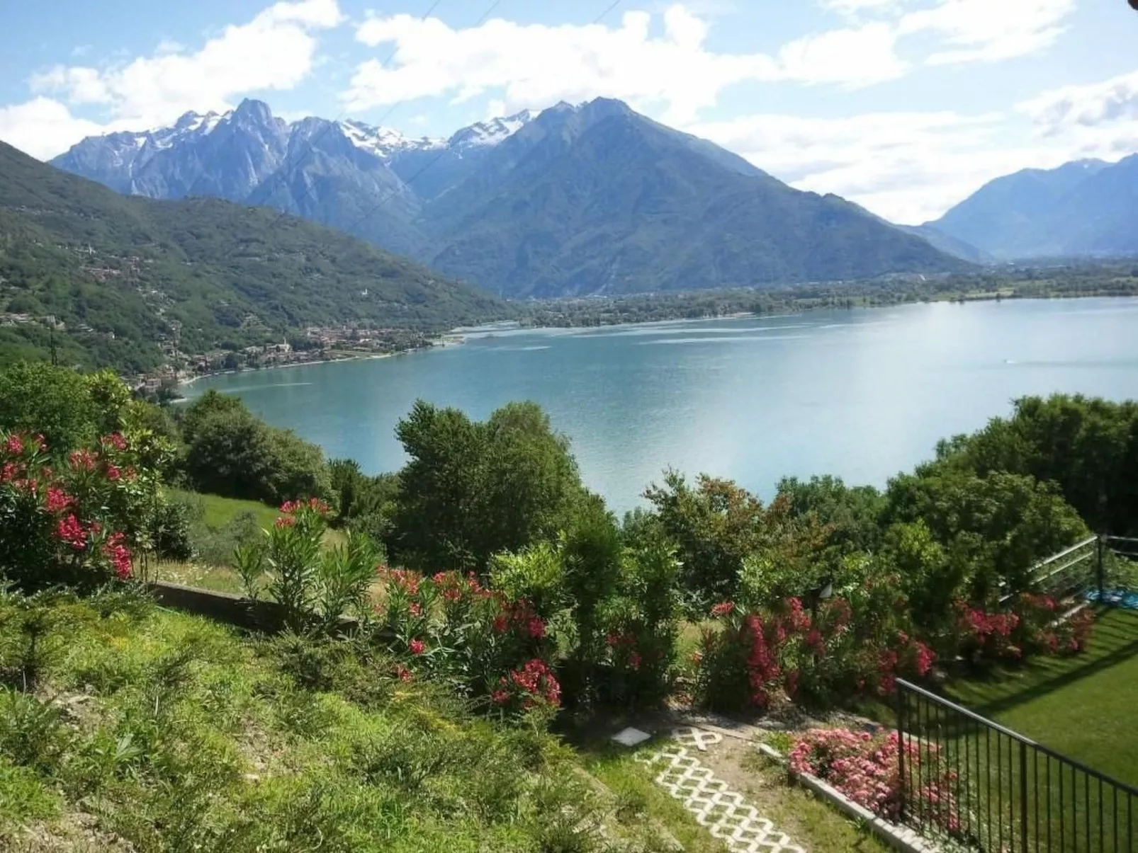 Wohnung mit Schwimmbad und fantastischem Seeblick-Buiten