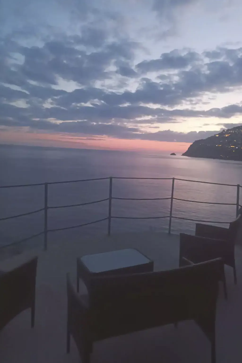 Villa auf einer natürlichen Klippe mit Blick auf das Meer, nur wenige Schritte-Buiten