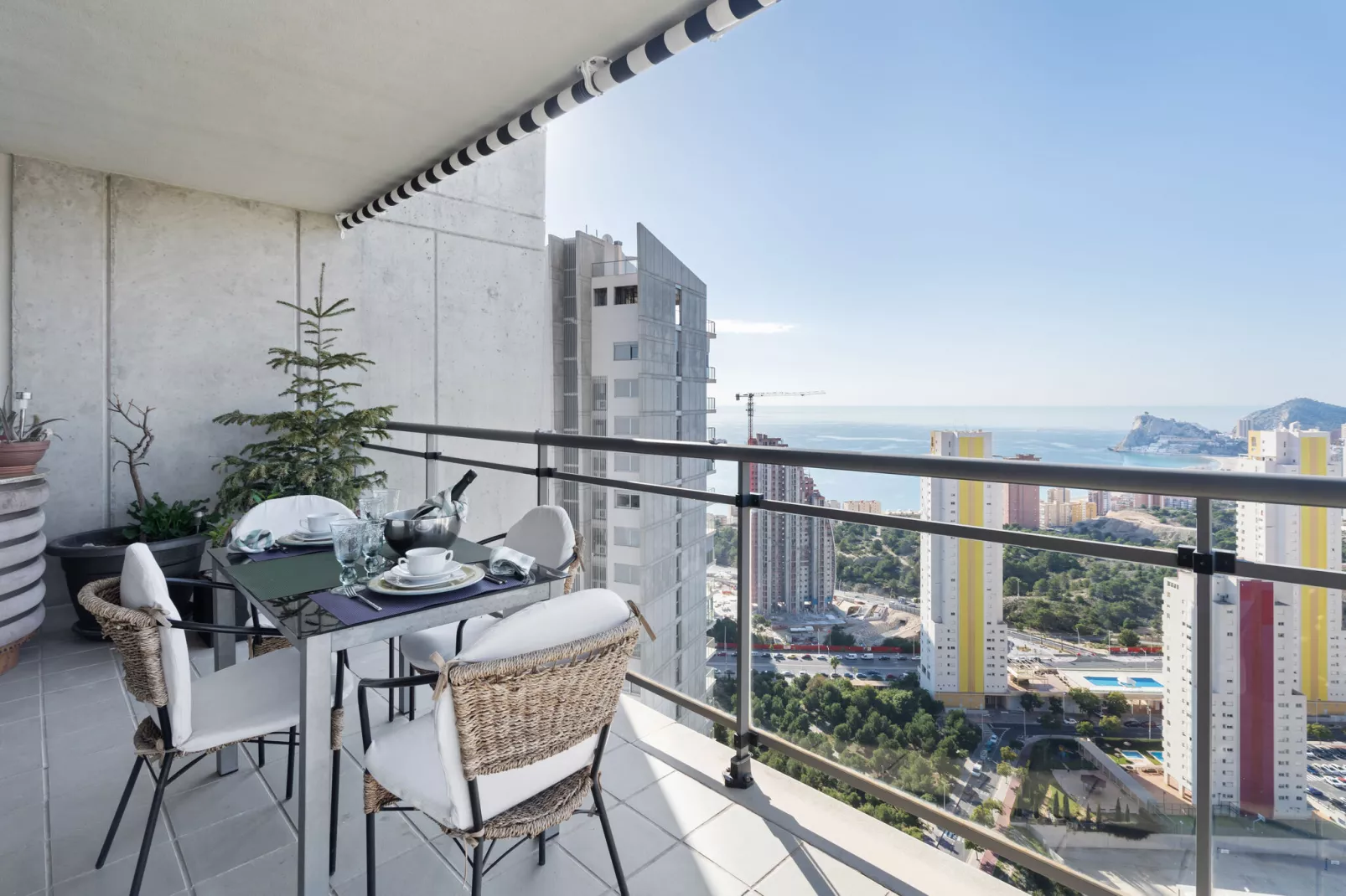 Piso con maravillosas vistas Benidorm-Terrasbalkon