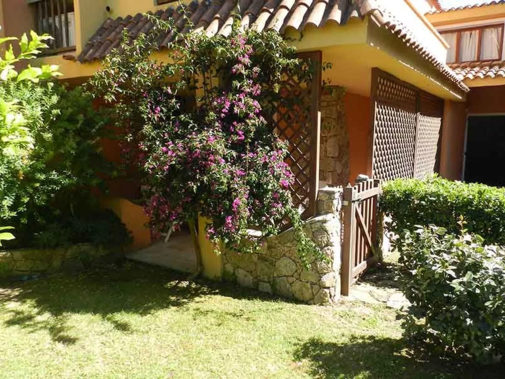 Große Drei-Zimmer-Wohnung am Golf von Marinella