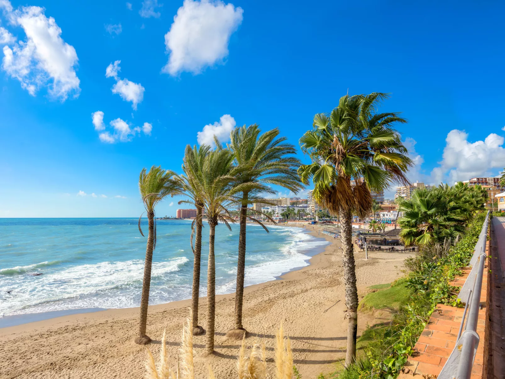 Luxuriöse Villa mit beheiztem Pool und Whirlpool-Omgeving