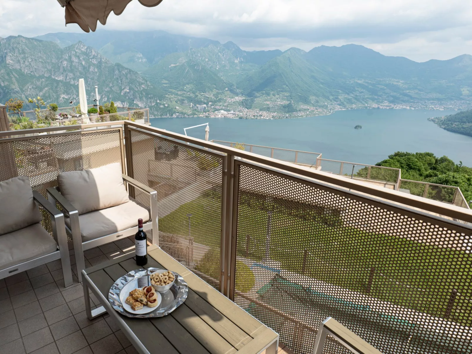 Terrazza a Lago - Dreizimmerwohnung mit Terrasse und Schwimmbad