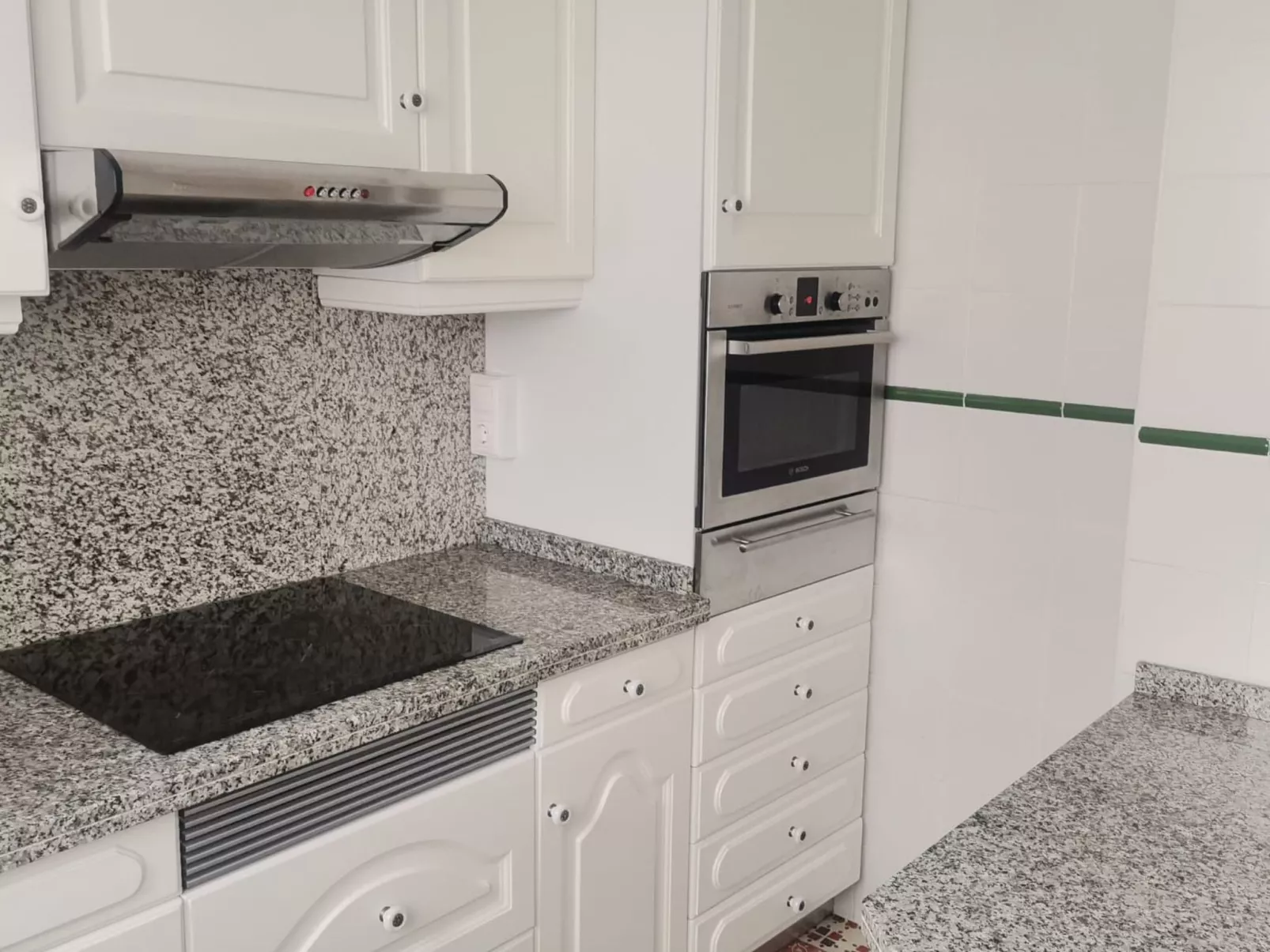 Penthouse mit drei Schlafzimmern in der Nähe von natürlichen Schwimmbädern-Binnen