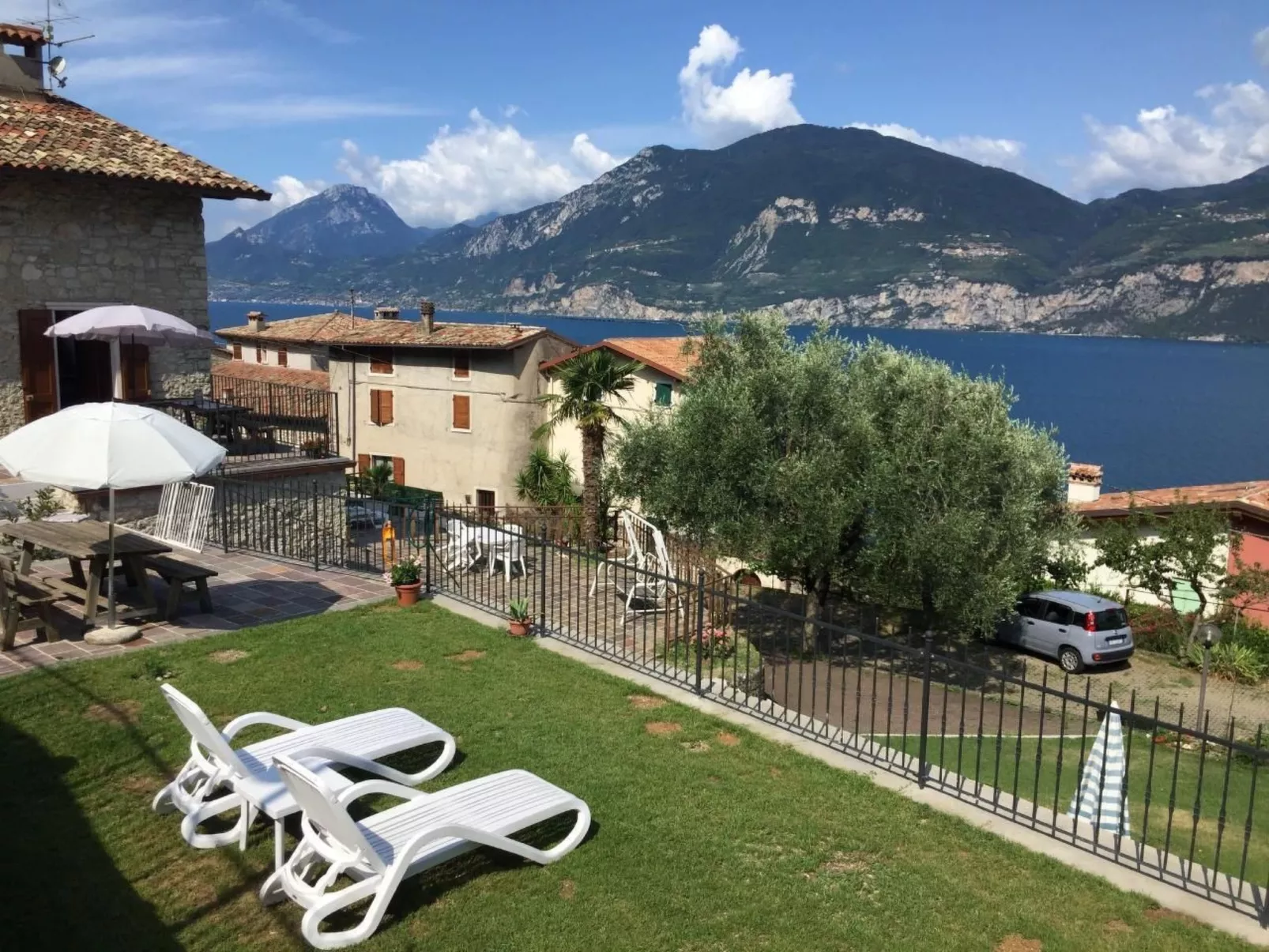 Wohnung nr. 2 im Casa Mary mit Balkon und Seeblick-Buiten